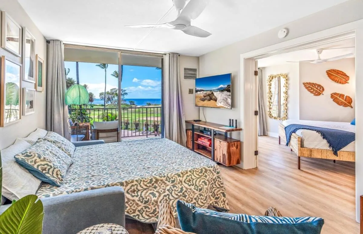 Bed in Oceanfront Kihei Paradise Vistas