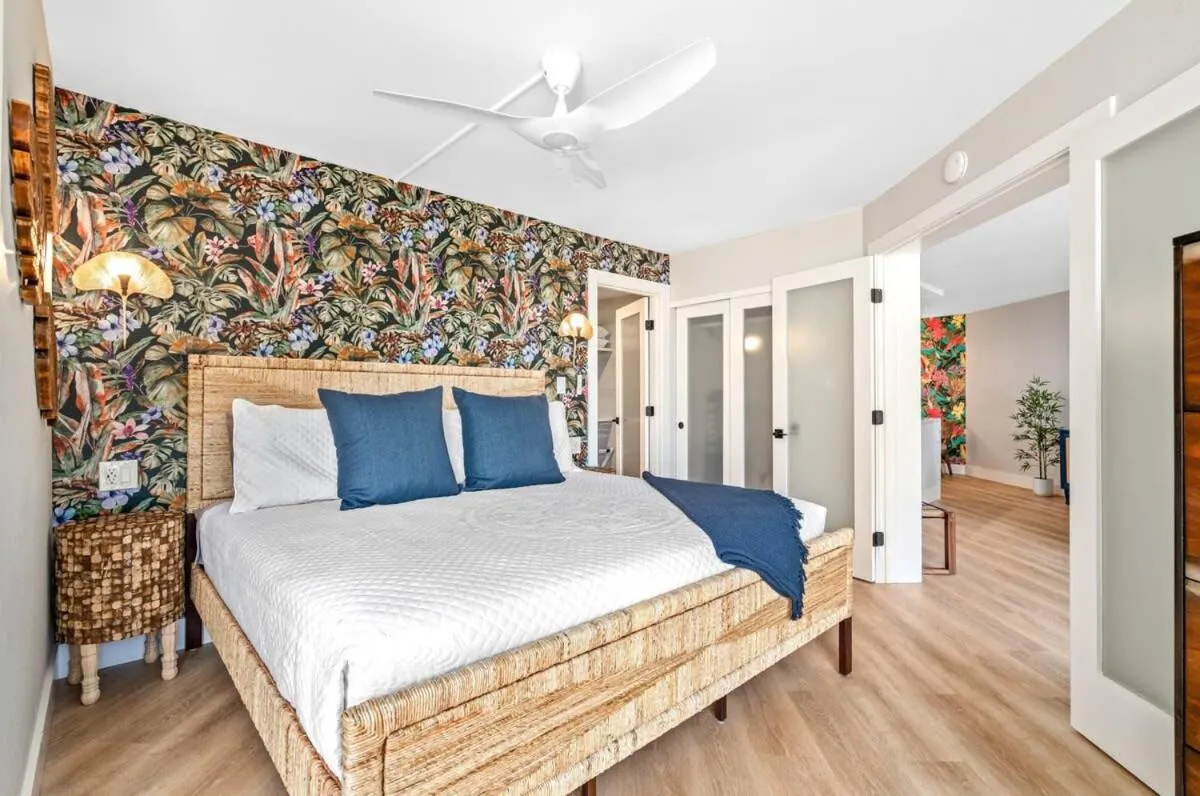 Bed in Oceanfront Kihei Paradise Vistas
