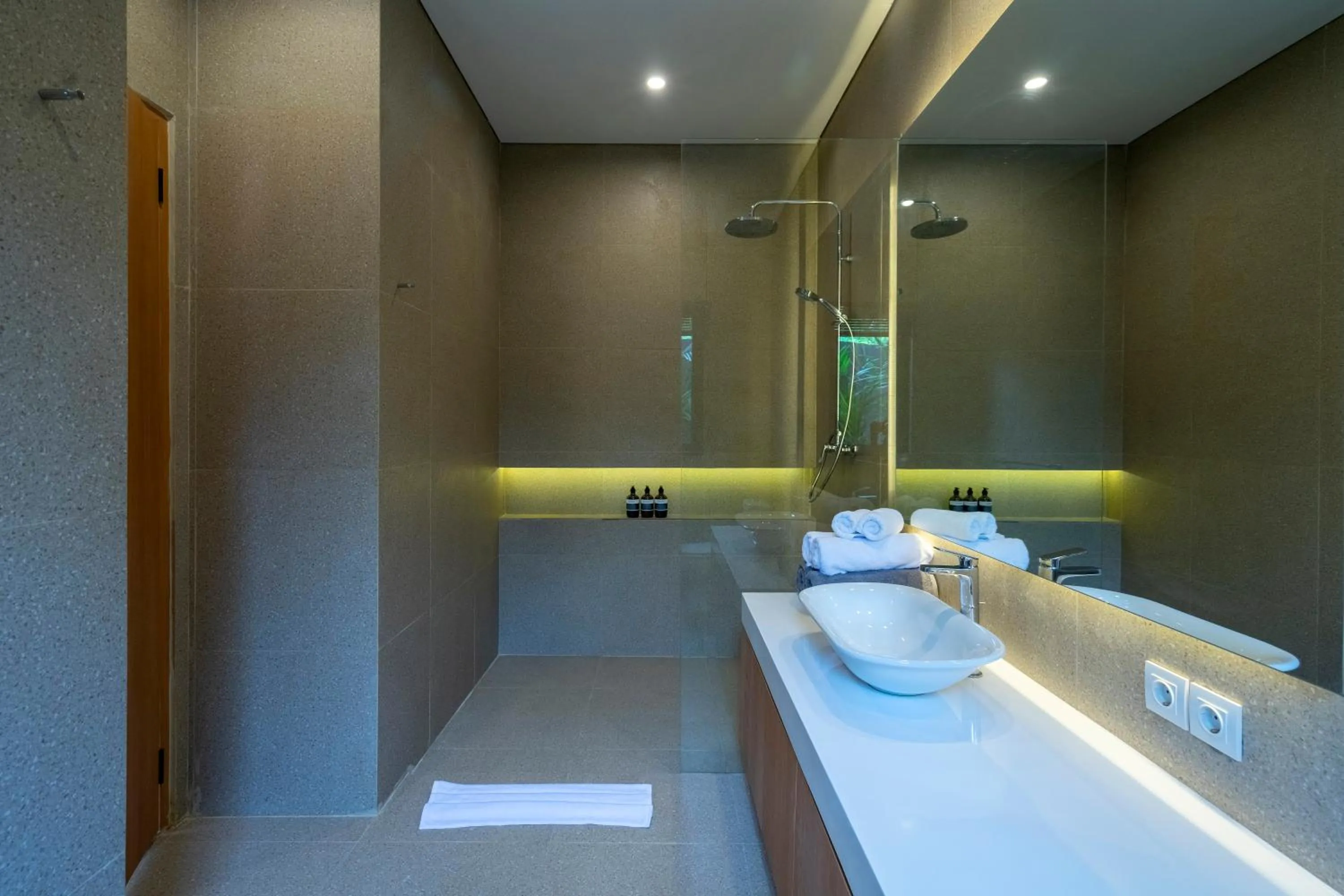 Shower in Villa Talun by GORO