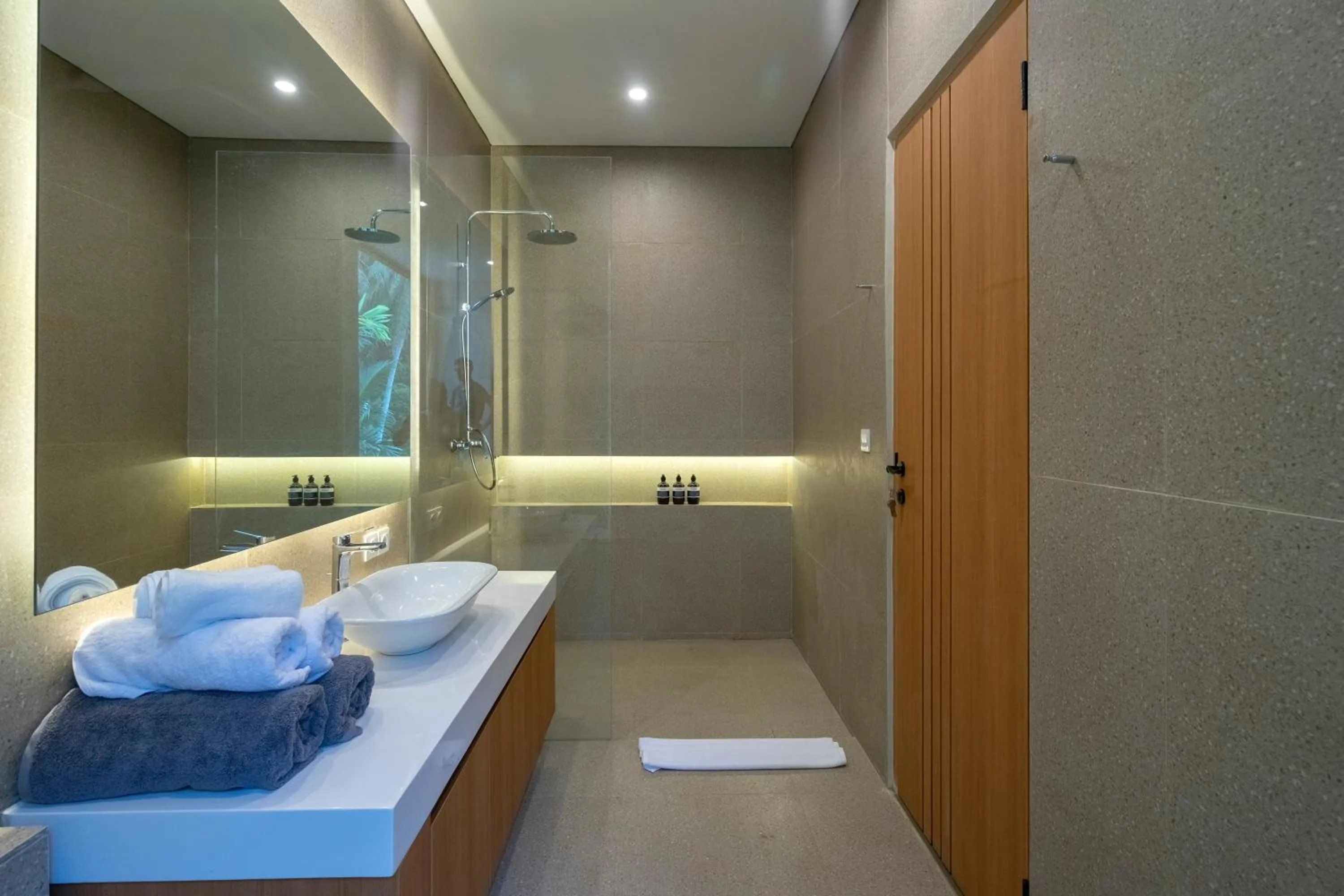Shower in Villa Talun by GORO