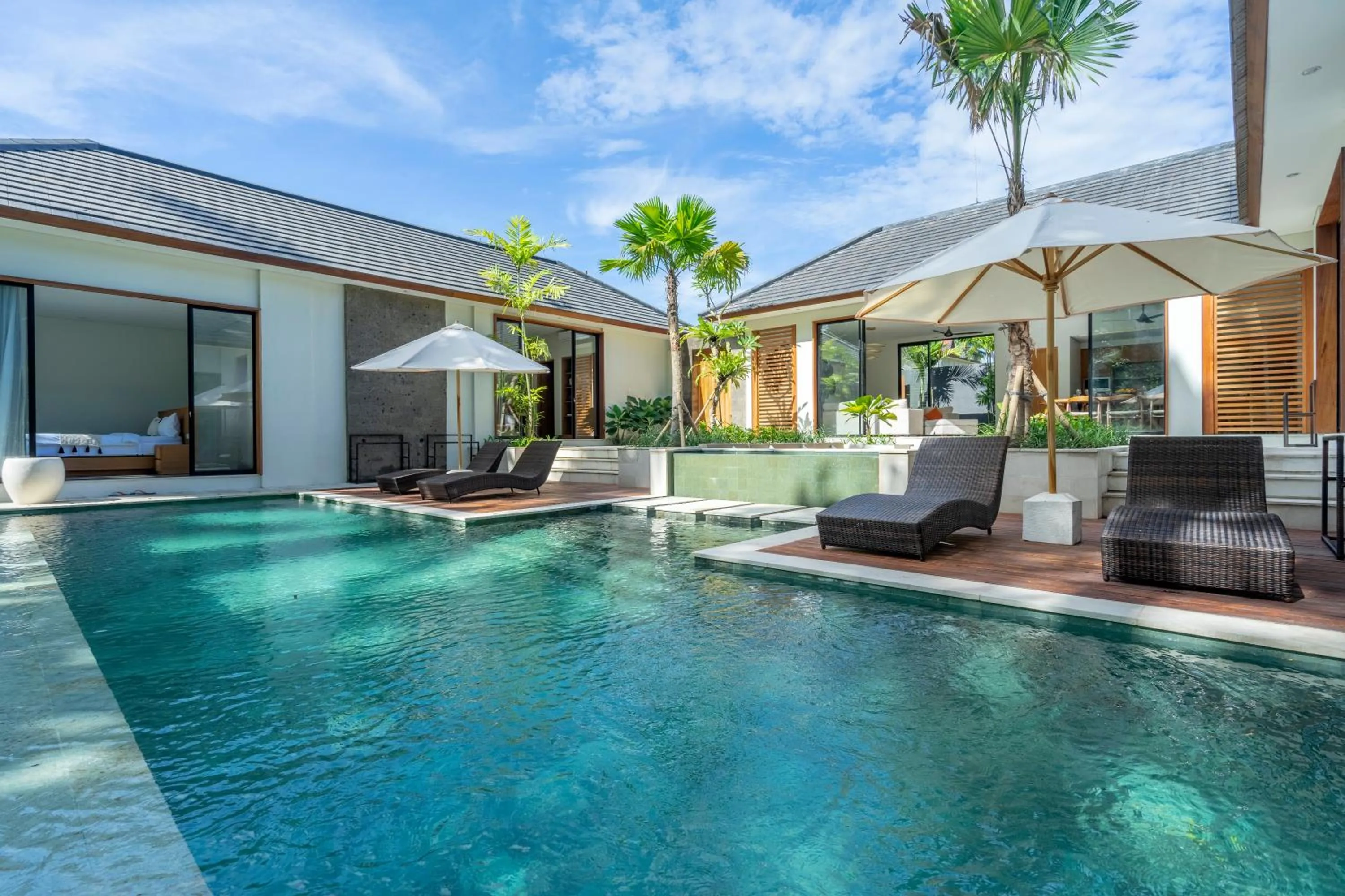 Swimming pool in Villa Talun by GORO