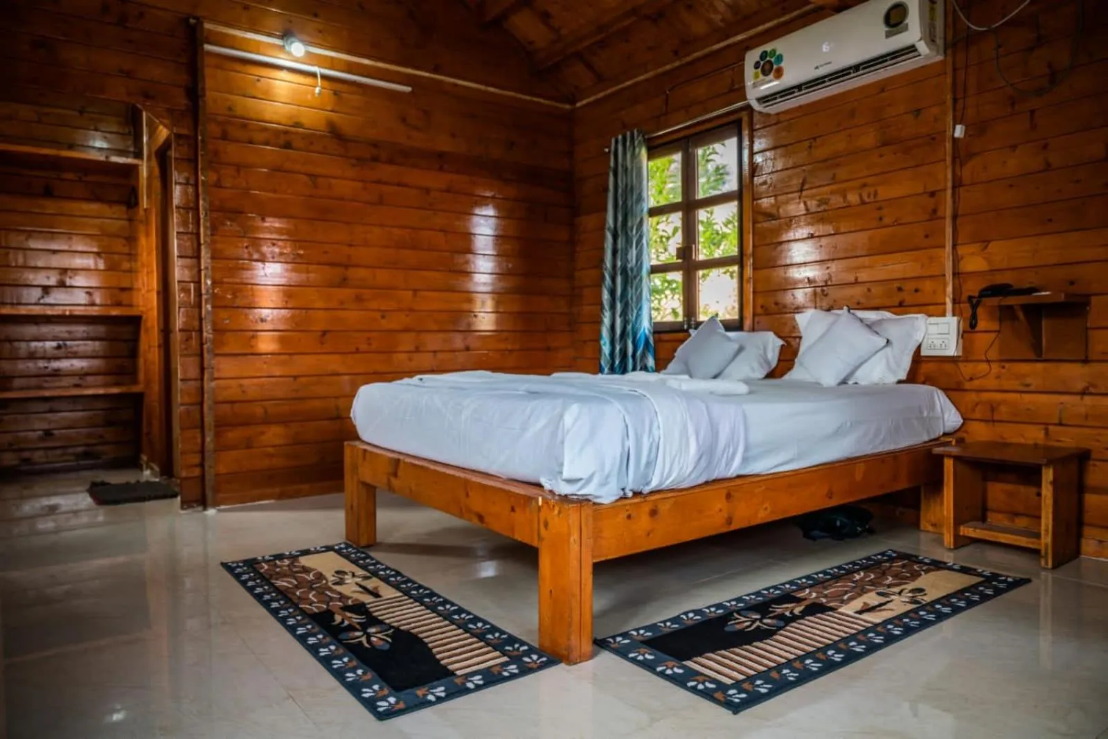 Bed in Leo wooden resorts