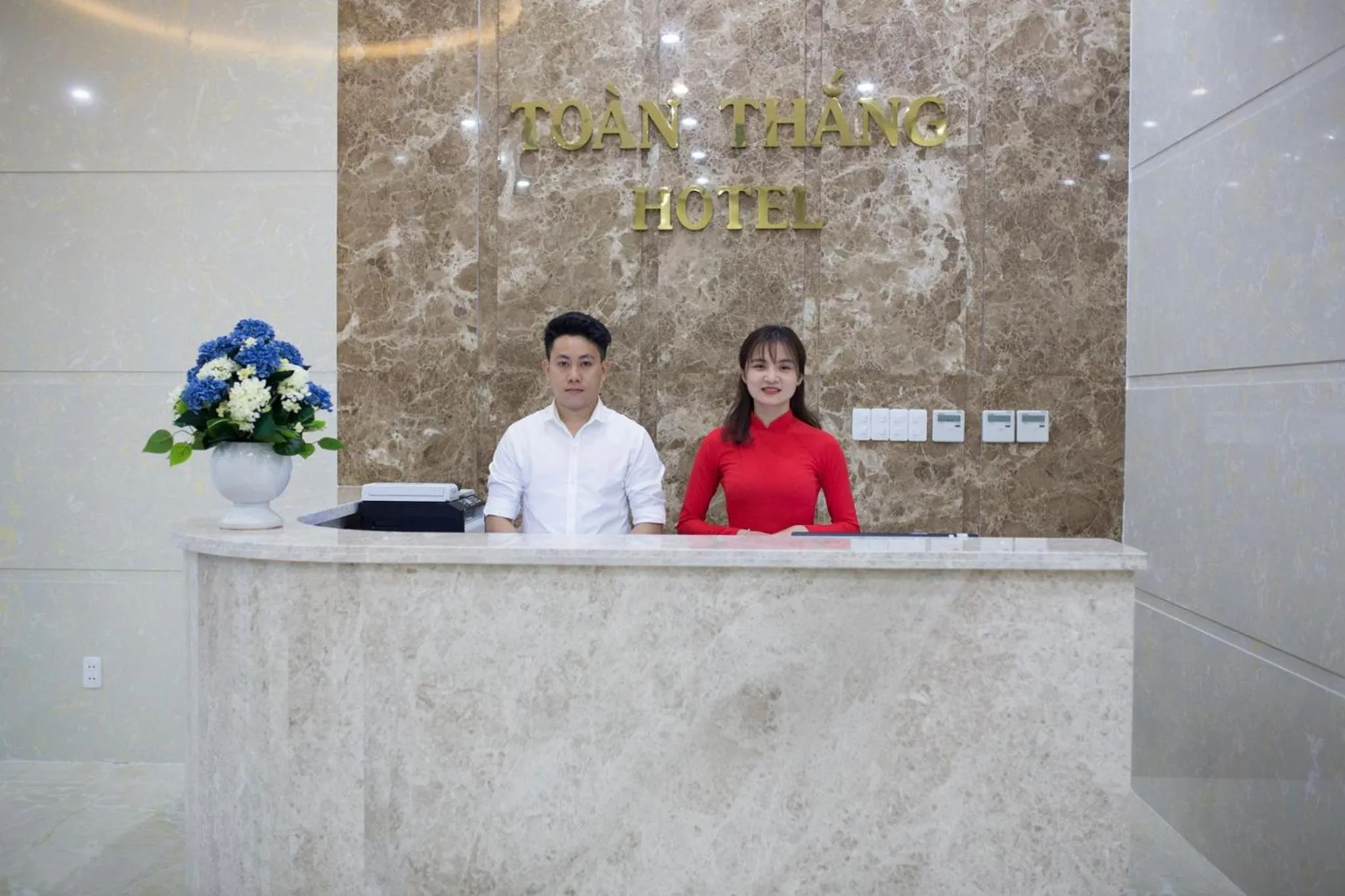 People in Toan Thang Beach Hotel - 100m to the beach