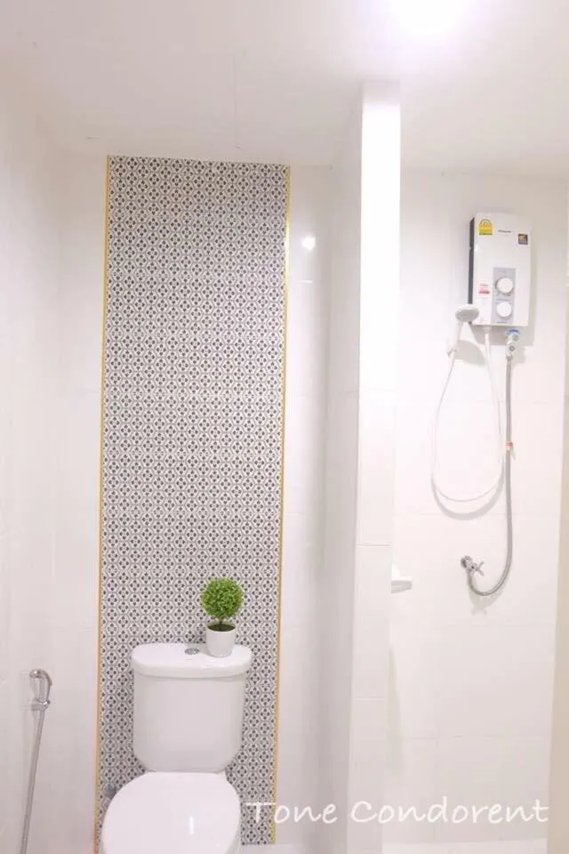 Shower in Tone Condorent Hotel
