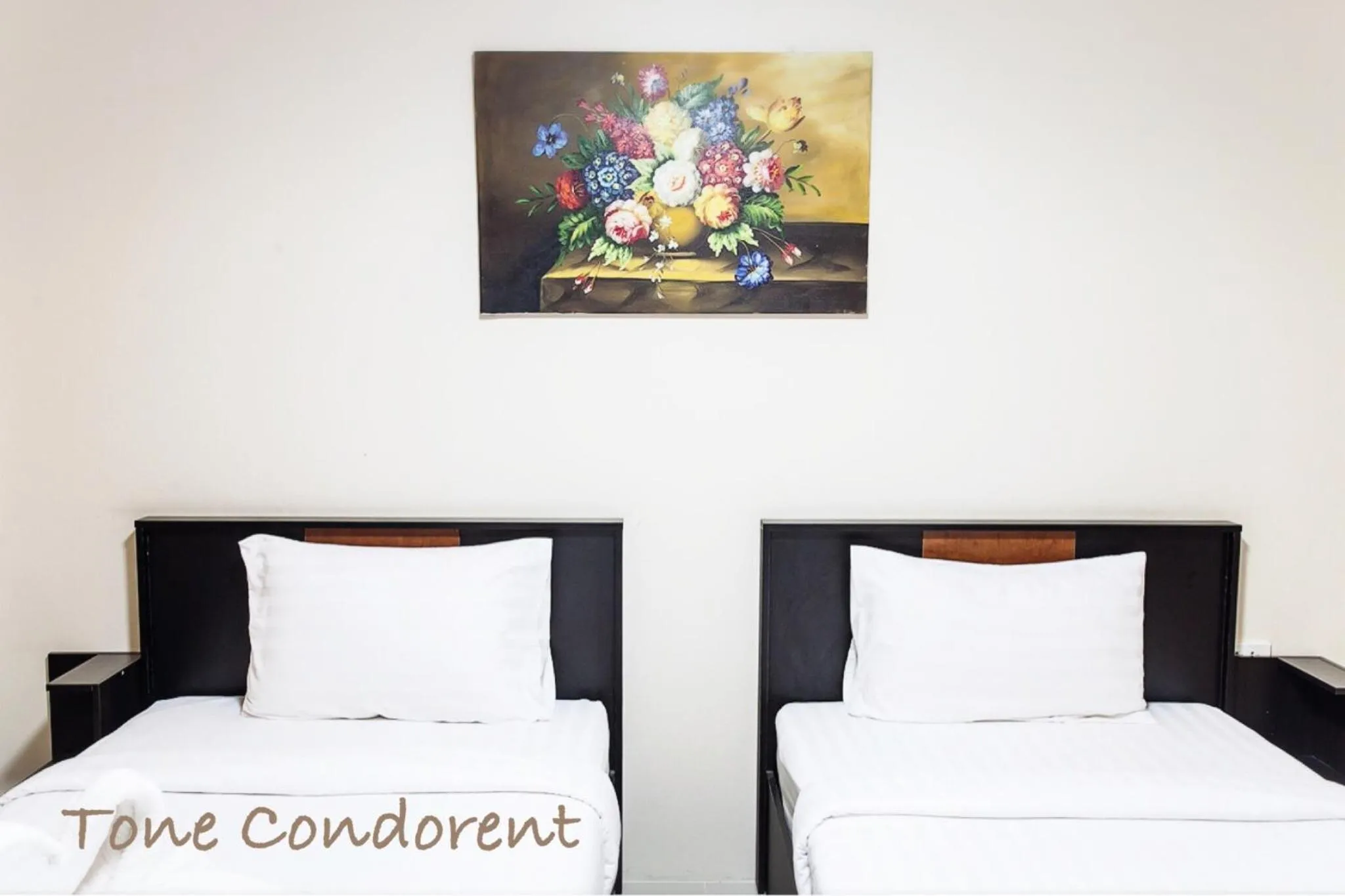 Bed in Tone Condorent Hotel
