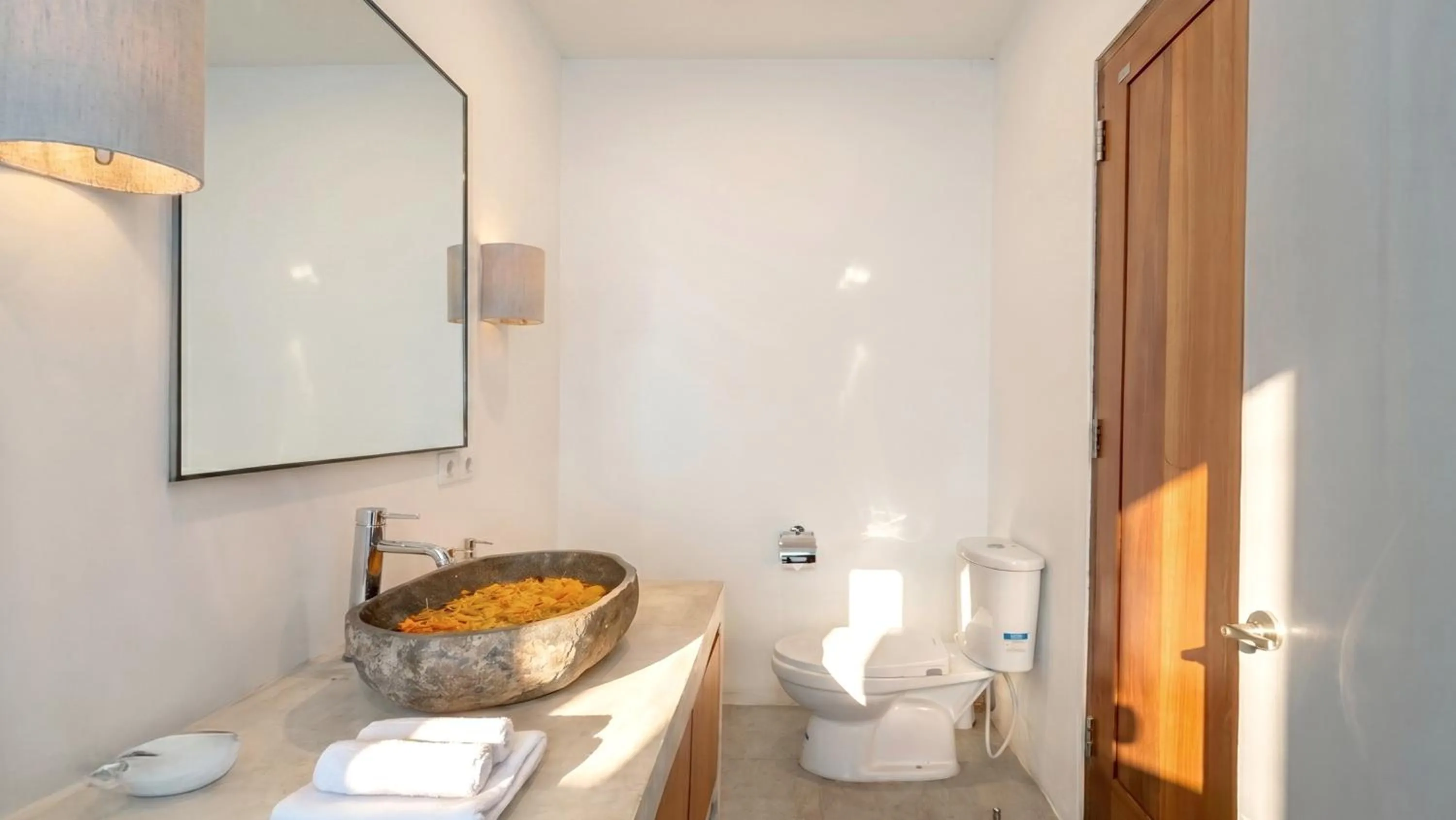 Toilet in Villa Kulibul by GORO