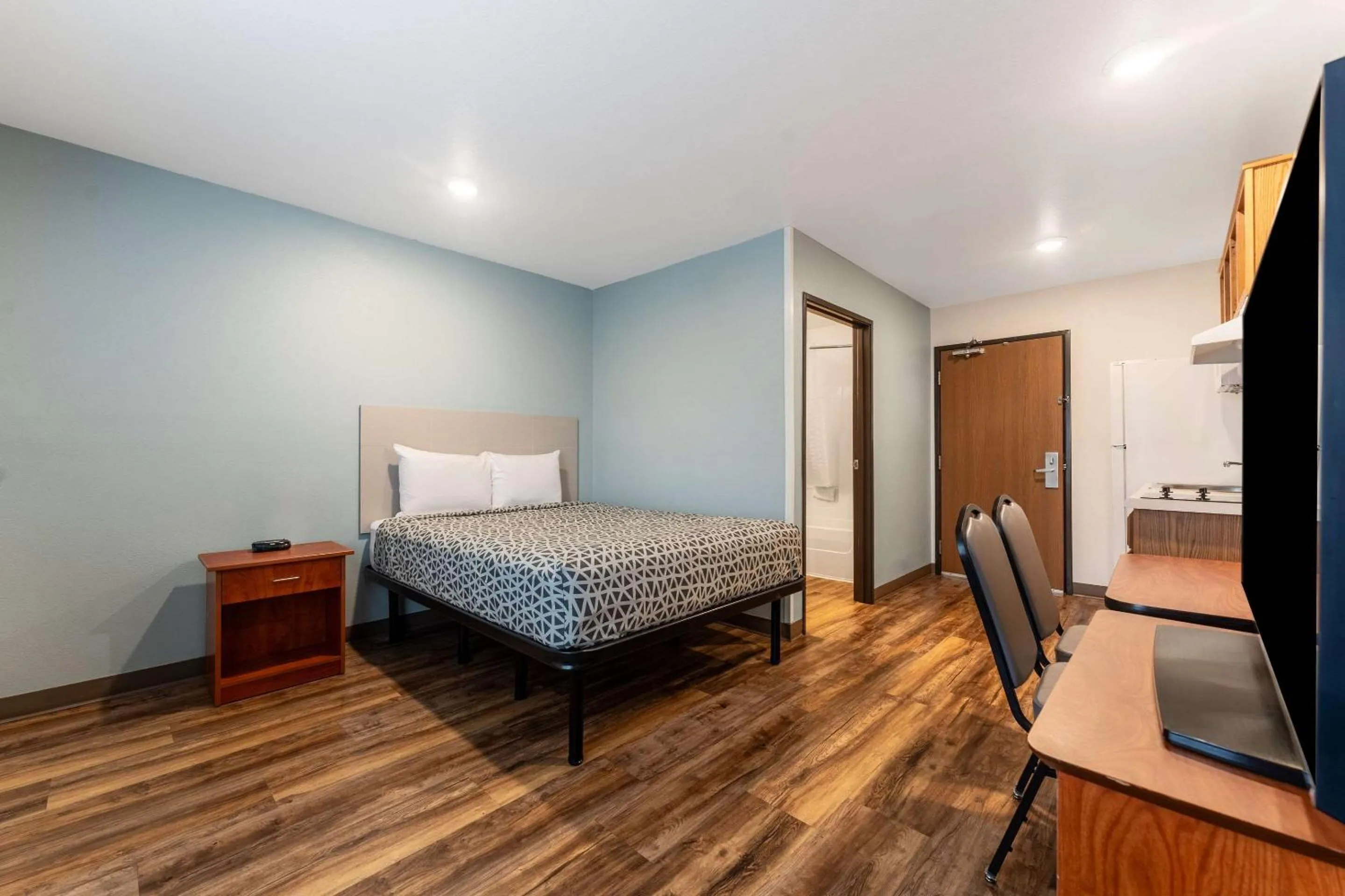 Bedroom, Bed in WoodSpring Suites Augusta Fort Eisenhower