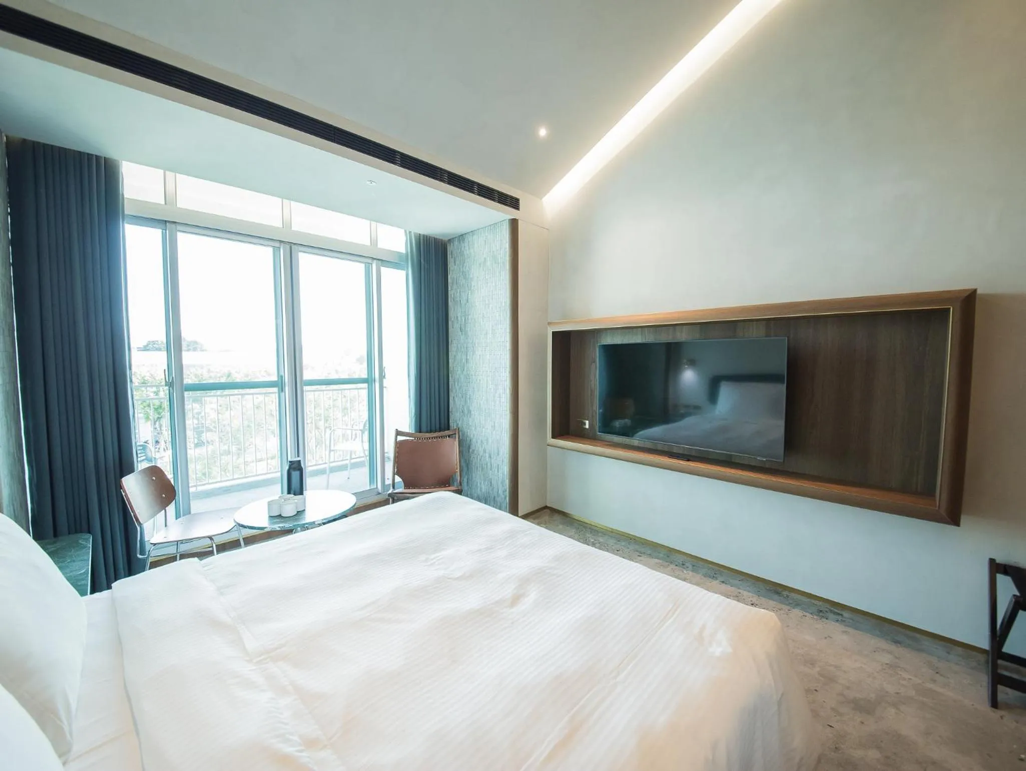 Photo of the whole room, Bed in PAPO'A Harbor Hotel