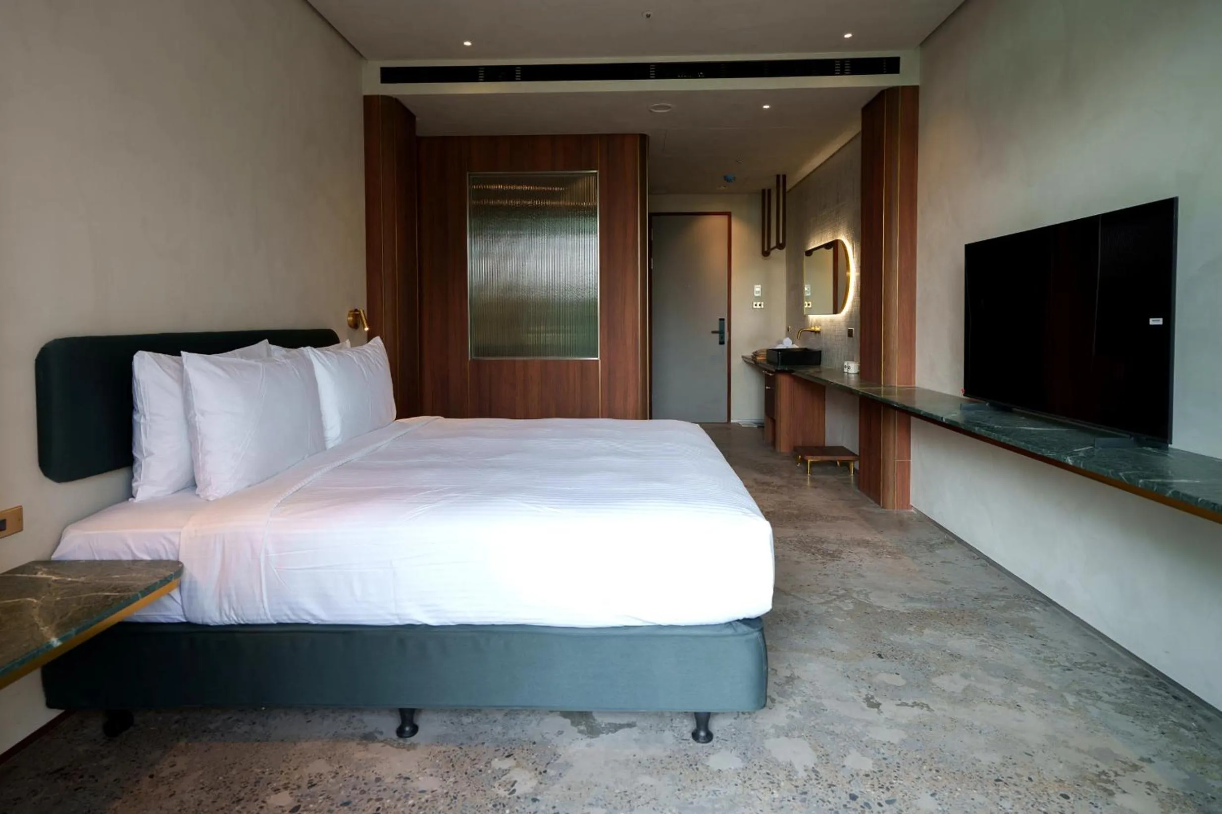 Photo of the whole room, Bed in PAPO'A Harbor Hotel