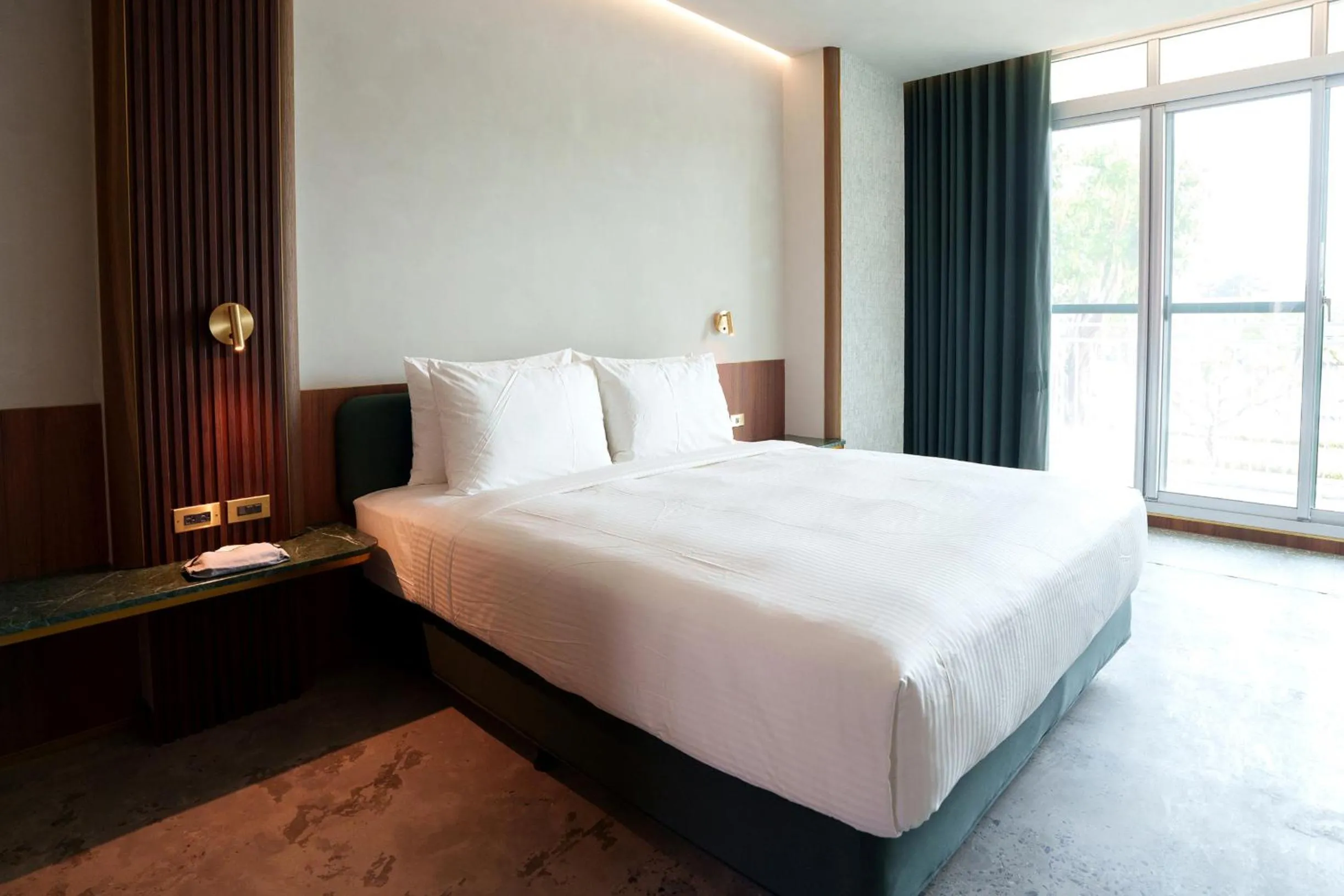 Photo of the whole room, Bed in PAPO'A Harbor Hotel