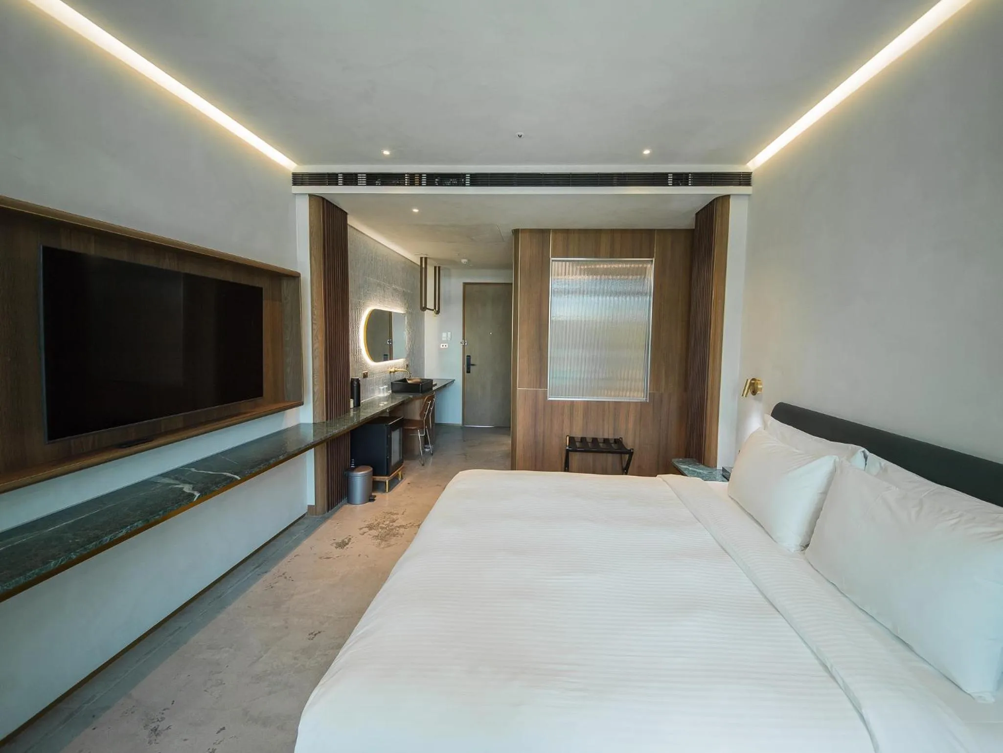 Photo of the whole room, Bed in PAPO'A Harbor Hotel