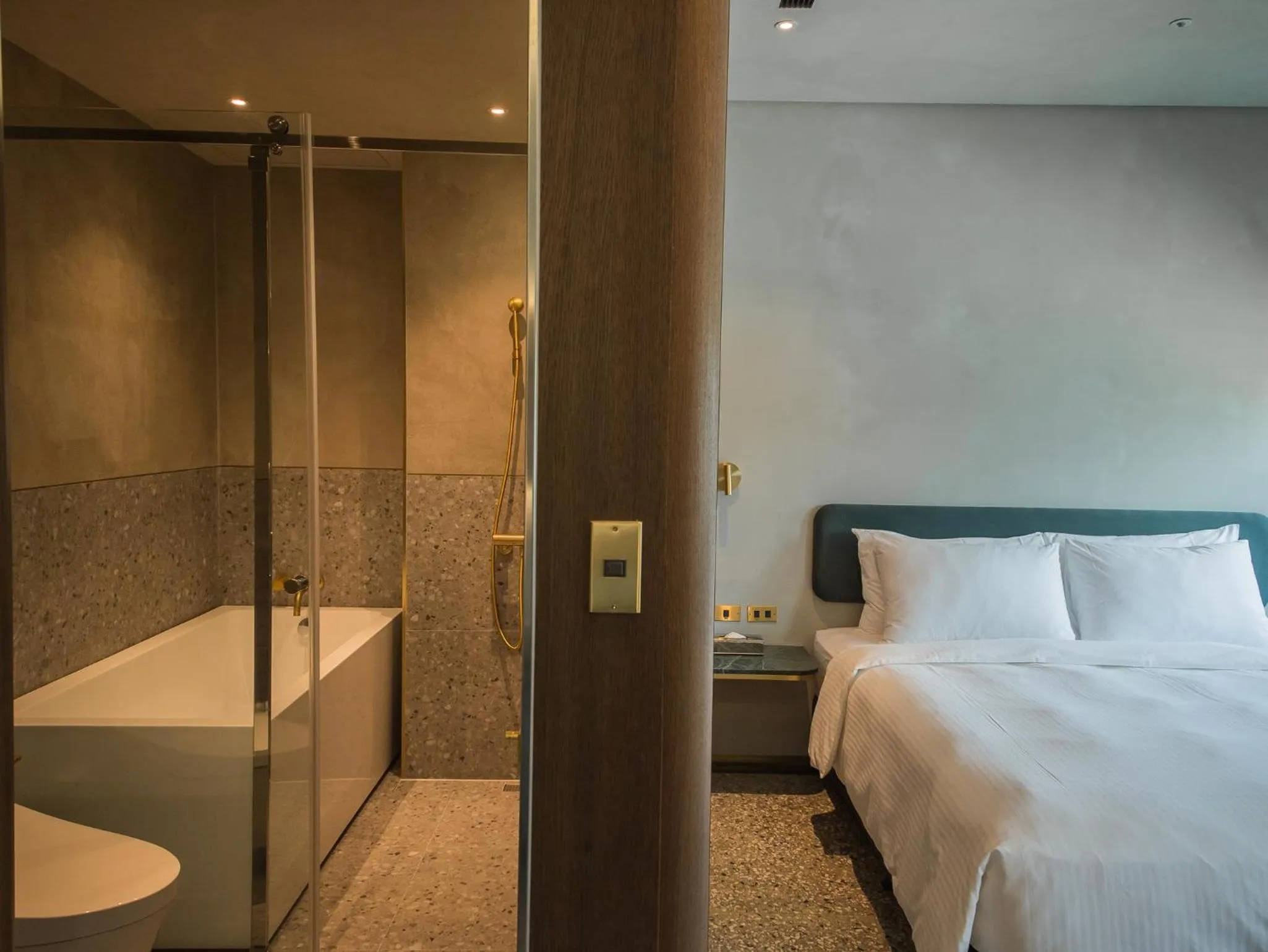 Photo of the whole room, Bed in PAPO'A Harbor Hotel