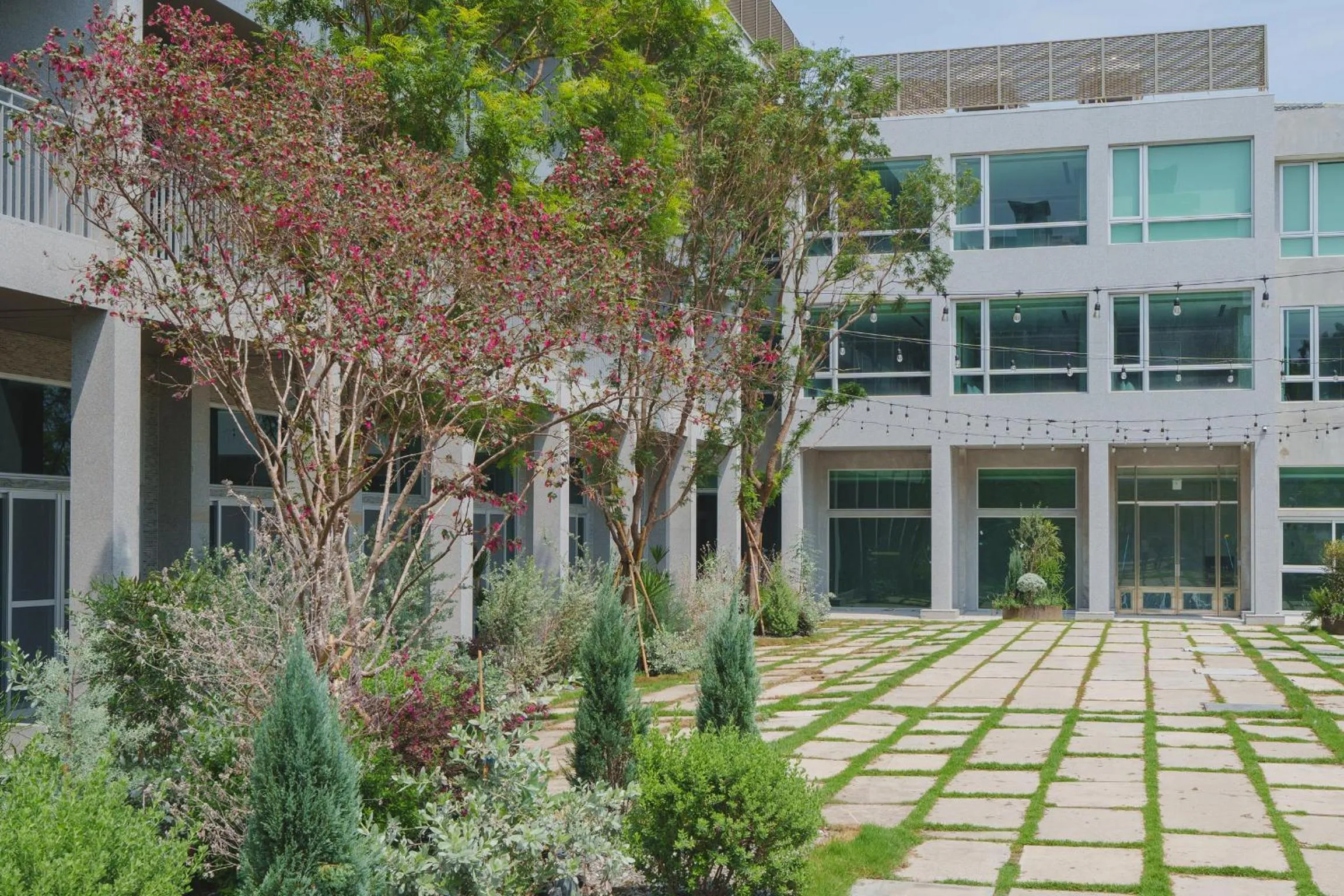 Property building in PAPO'A Harbor Hotel