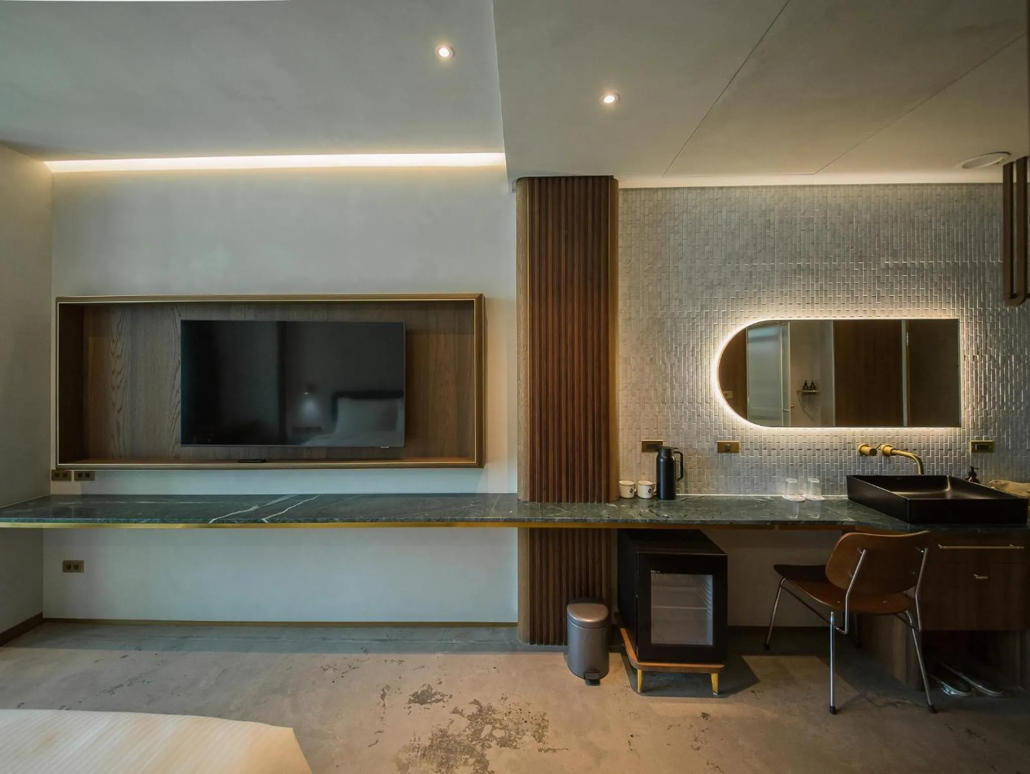 minibar, Bed in PAPO'A Harbor Hotel