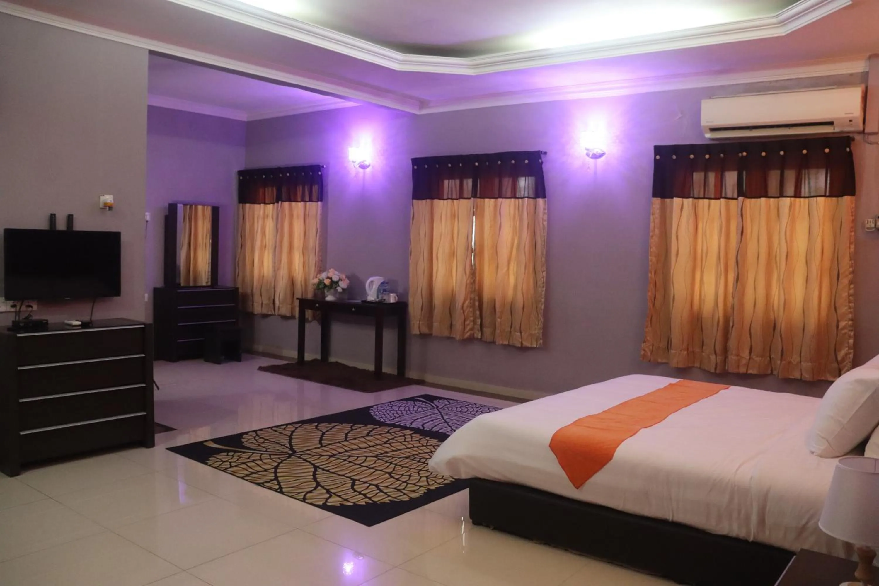 Photo of the whole room, Bed in Bunga Raya Resort Parit Buntar
