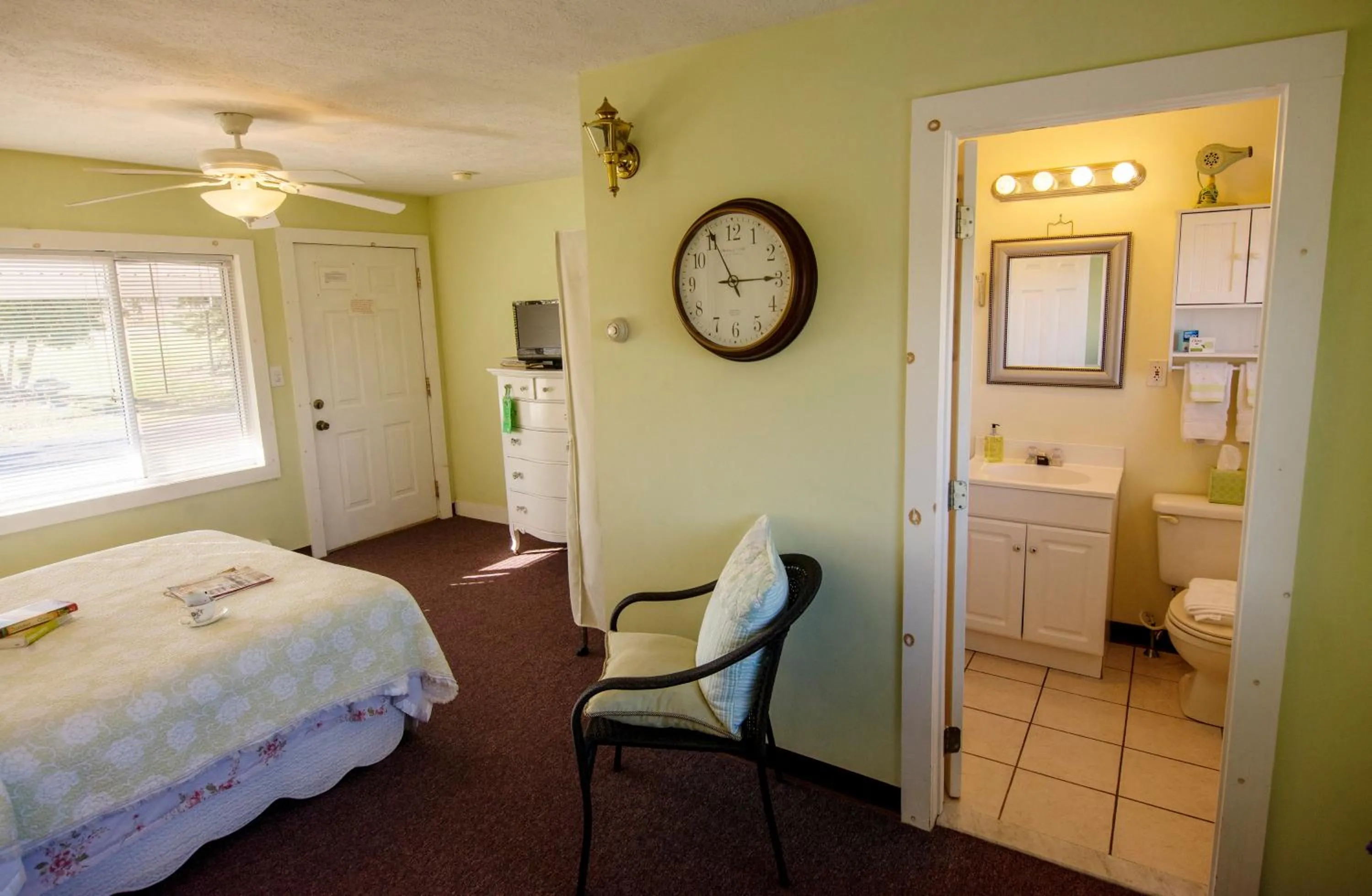 Bathroom, Bed in Savannah House Wine Country Inn & Cottages