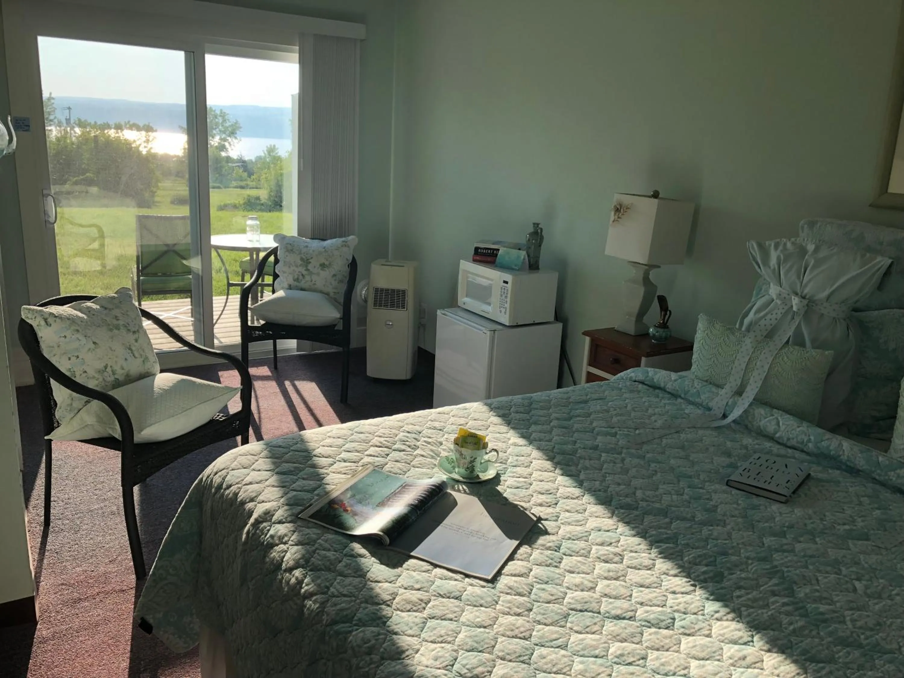 Bed in Savannah House Wine Country Inn & Cottages