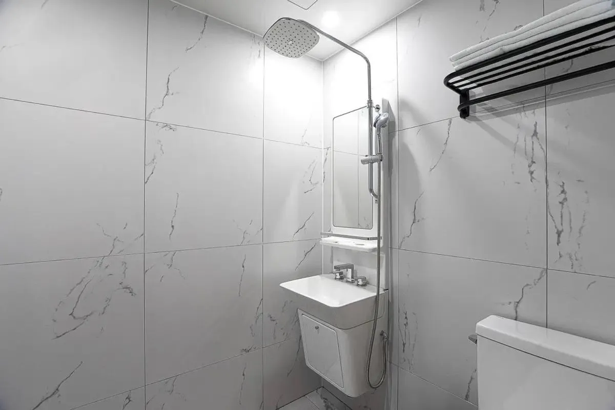 Shower in Brown Dot Hotel Suwon Jeongja Branch