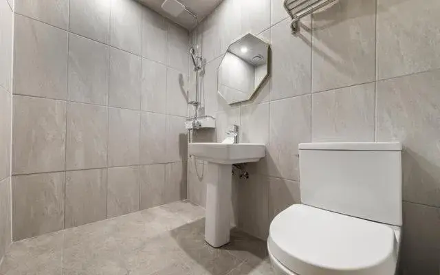 Shower in Brown Dot Hotel Suwon Jeongja Branch Shower in Brown Dot Hotel Suwon Jeongja Branch