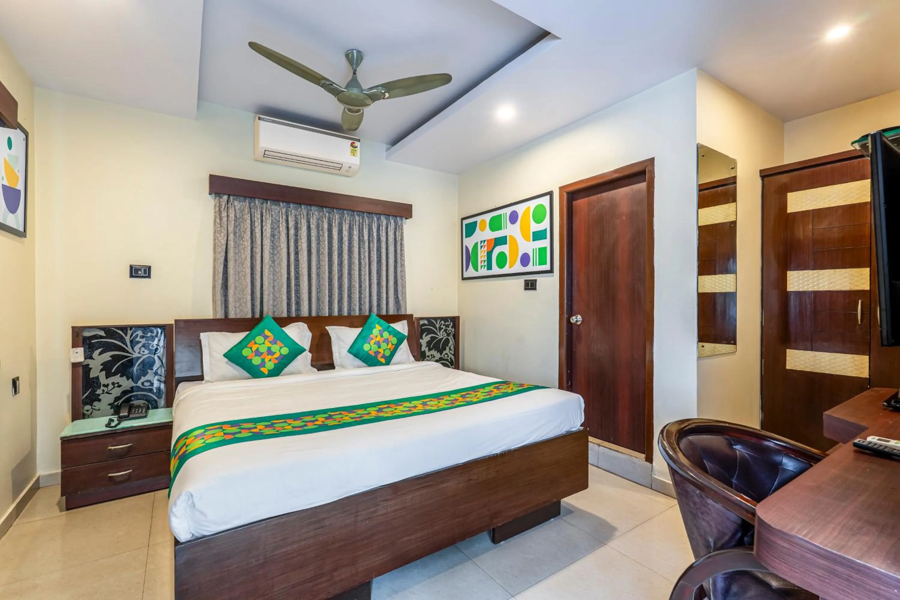 Bedroom, Bed in Treebo Marina Grand, Railway station