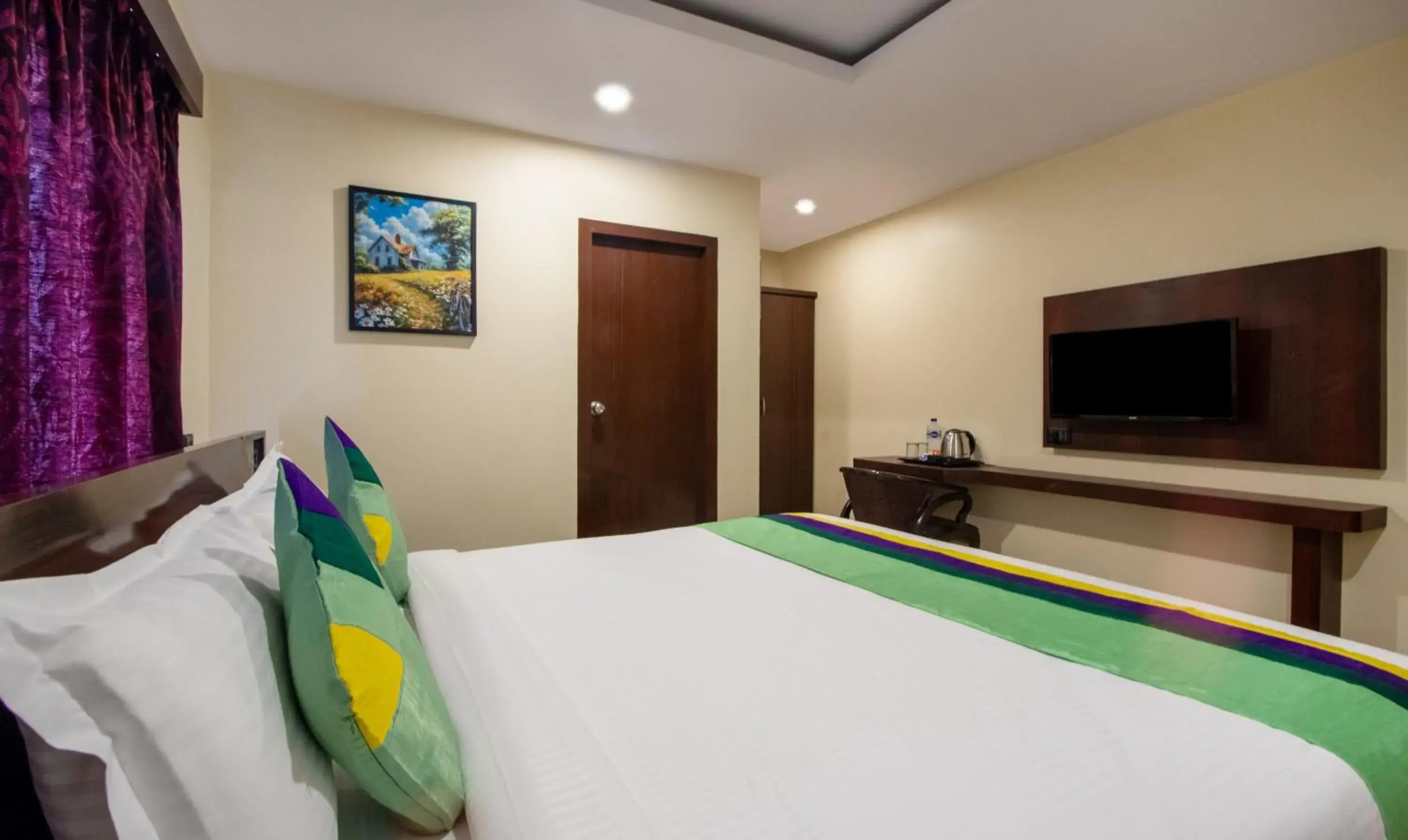 Bedroom, Bed in Treebo Marina Grand, Railway station Bedroom, Bed in Treebo Marina Grand, Railway station