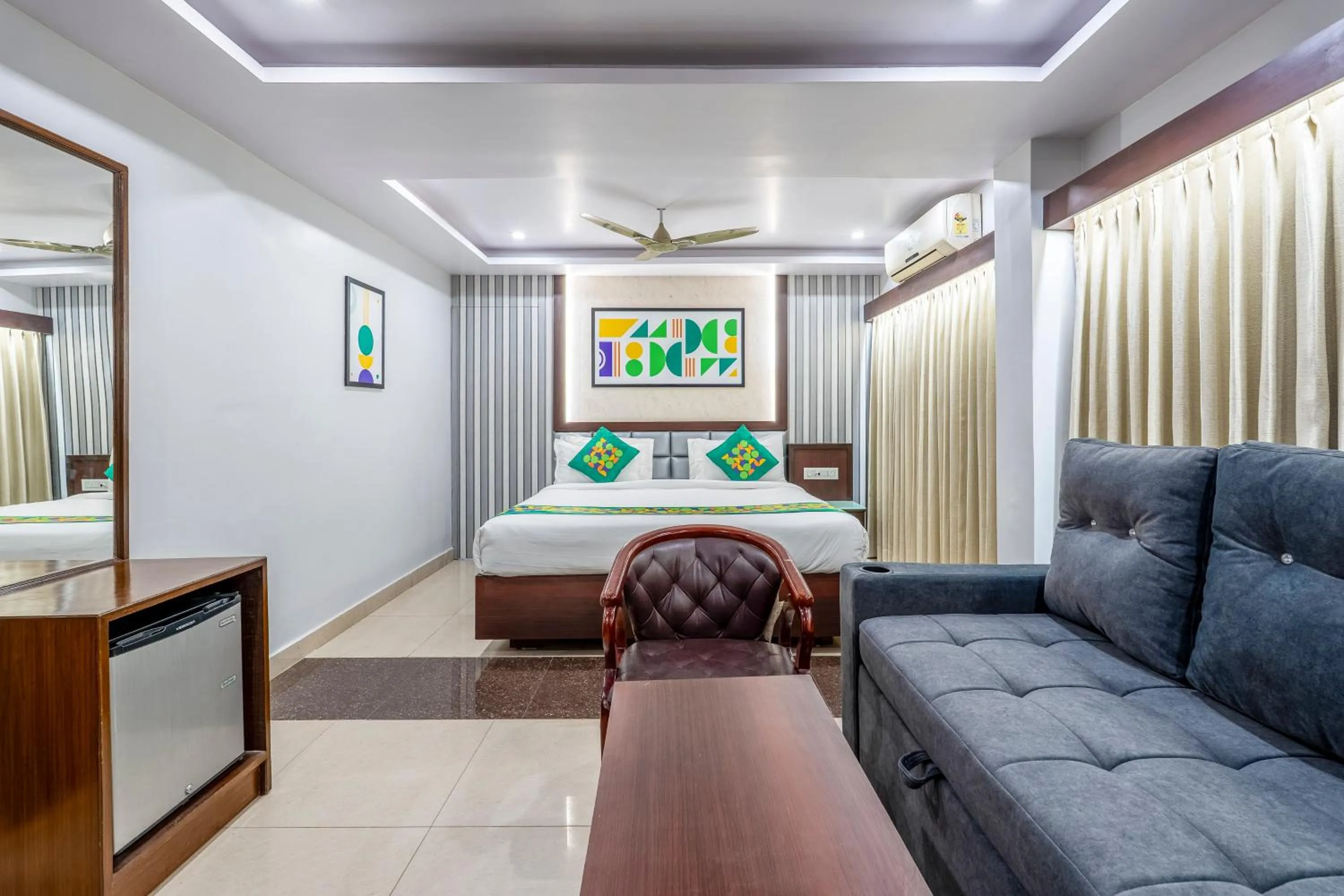 Bedroom, Bed in Treebo Marina Grand, Railway station