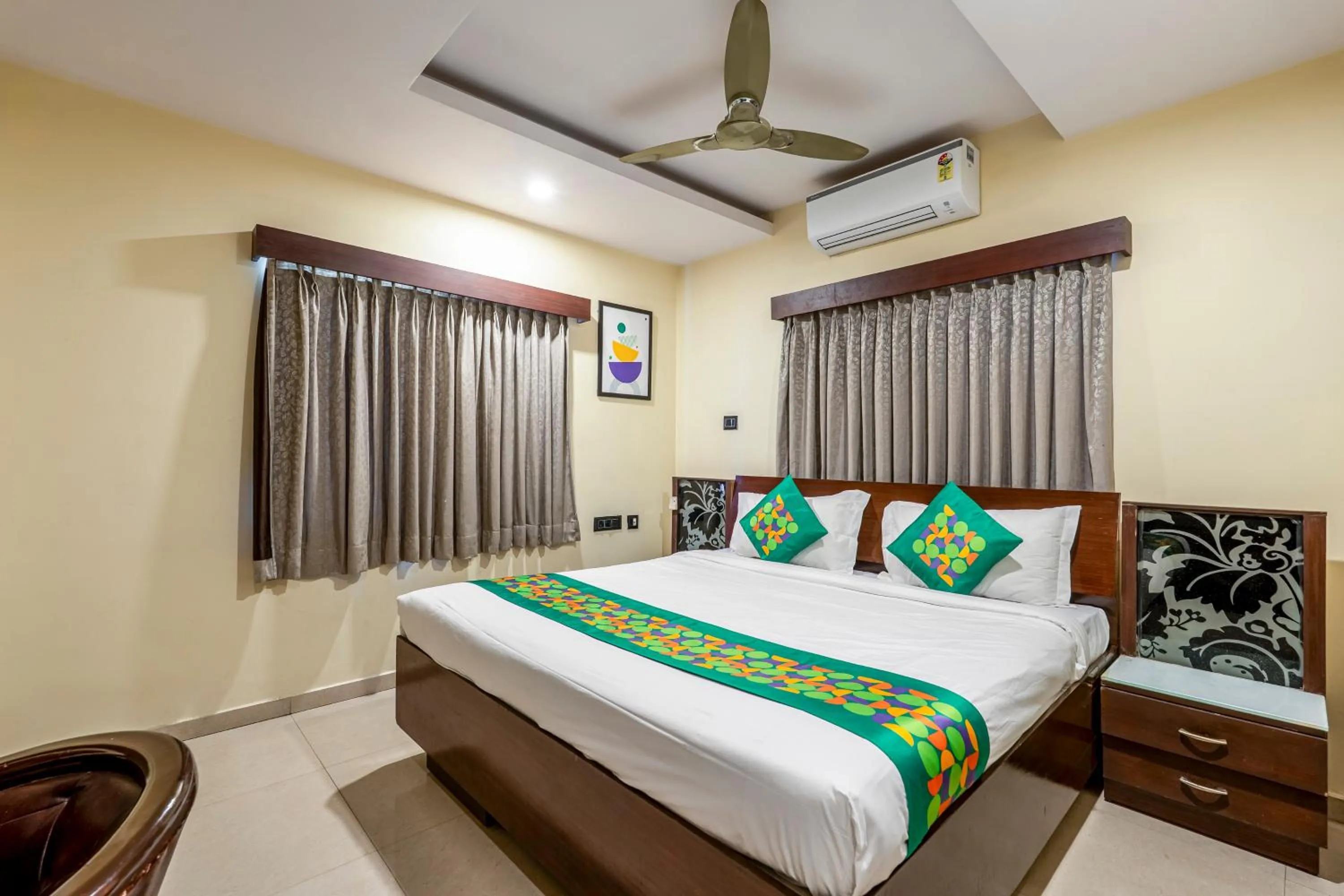 Bedroom, Bed in Treebo Marina Grand, Railway station