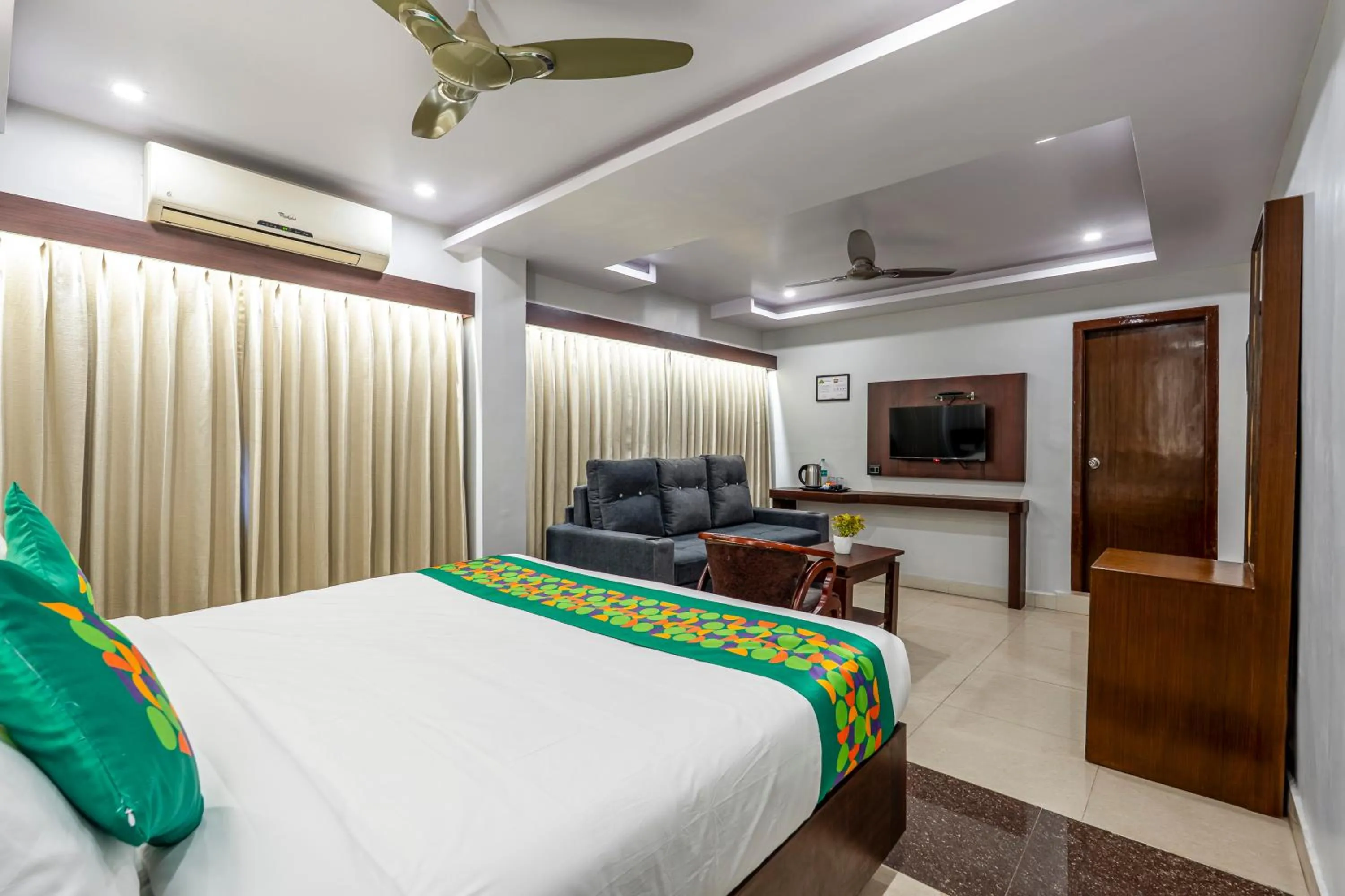 Bedroom, Bed in Treebo Marina Grand, Railway station