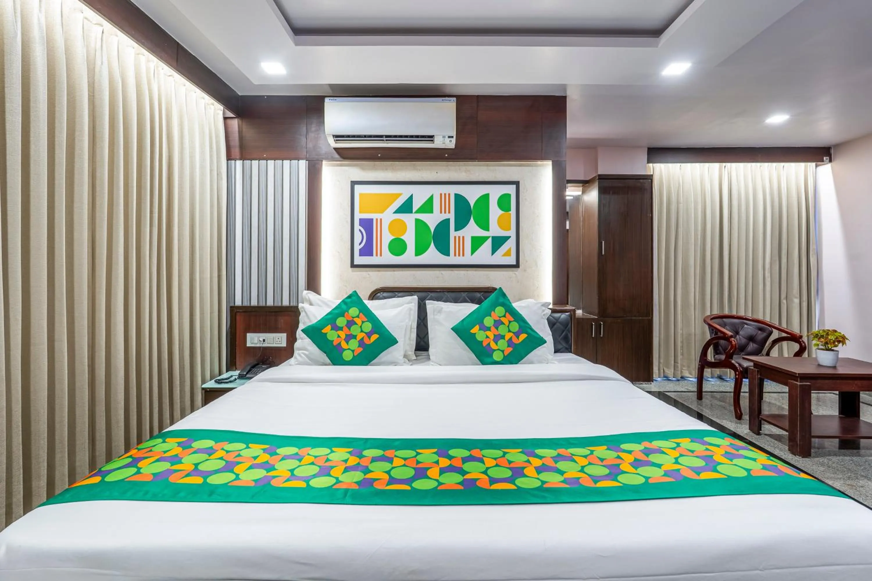 Bedroom, Bed in Treebo Marina Grand, Railway station