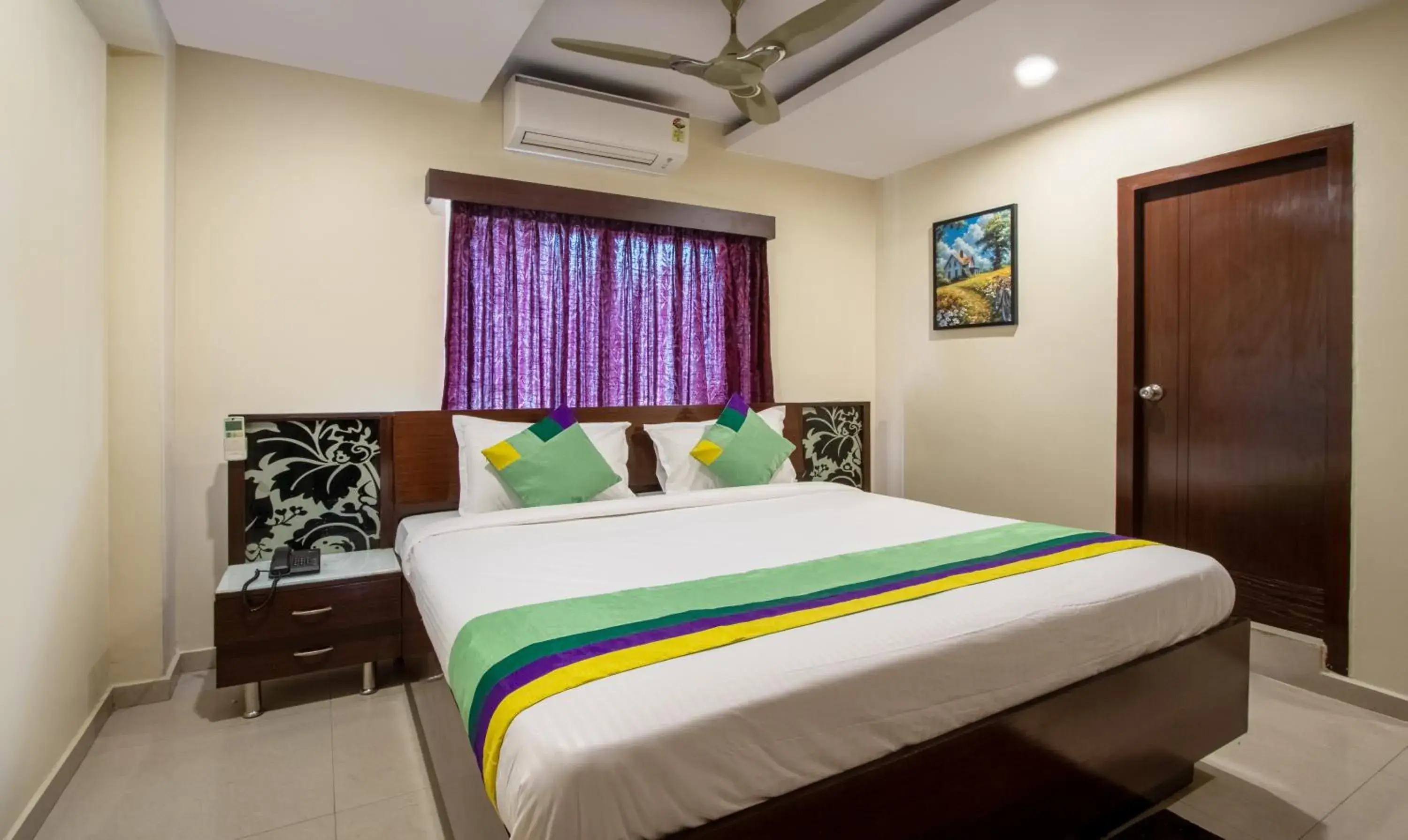Bedroom, Bed in Treebo Marina Grand, Railway station Bedroom, Bed in Treebo Marina Grand, Railway station
