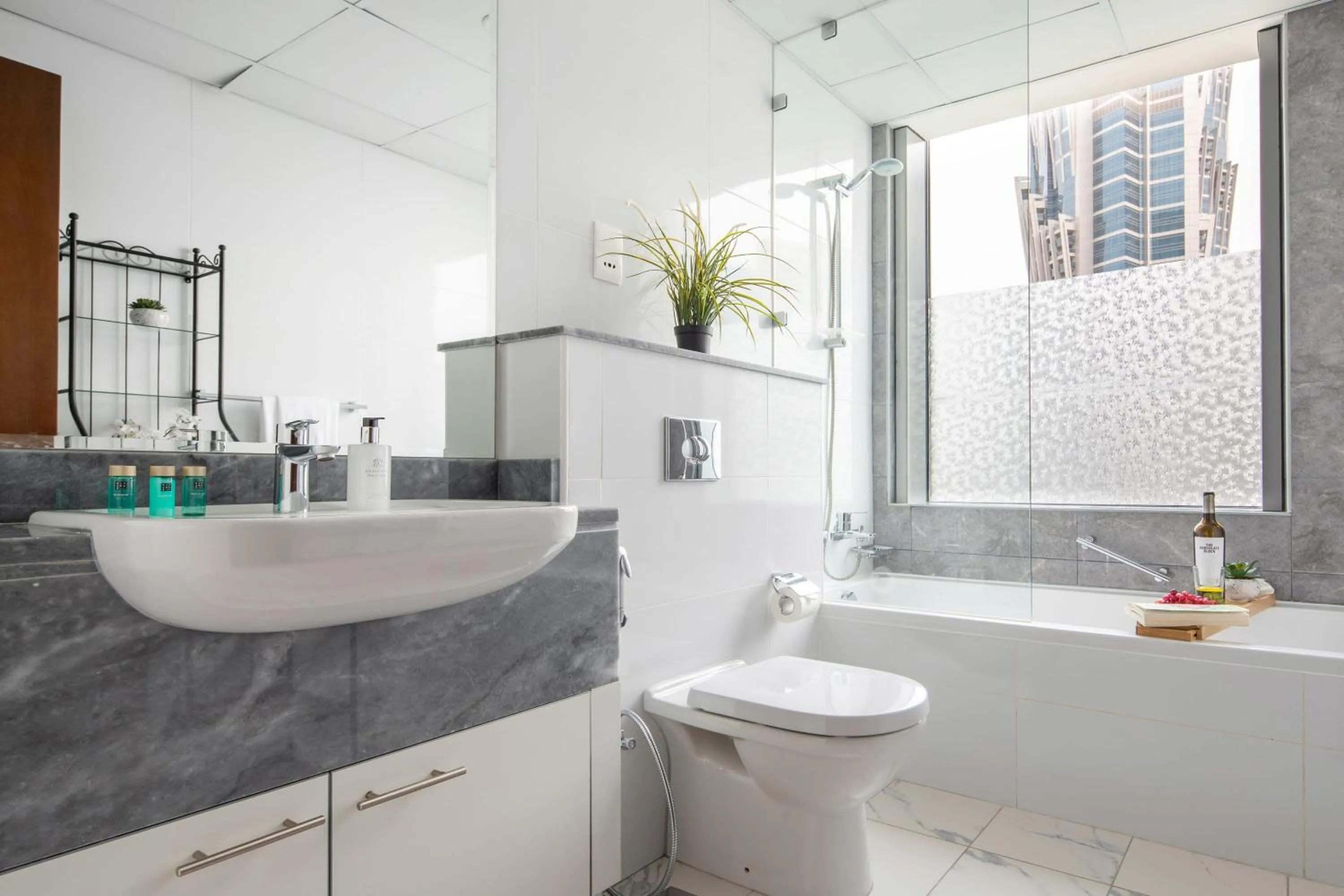 Bathroom in Frank Porter - Noora Tower