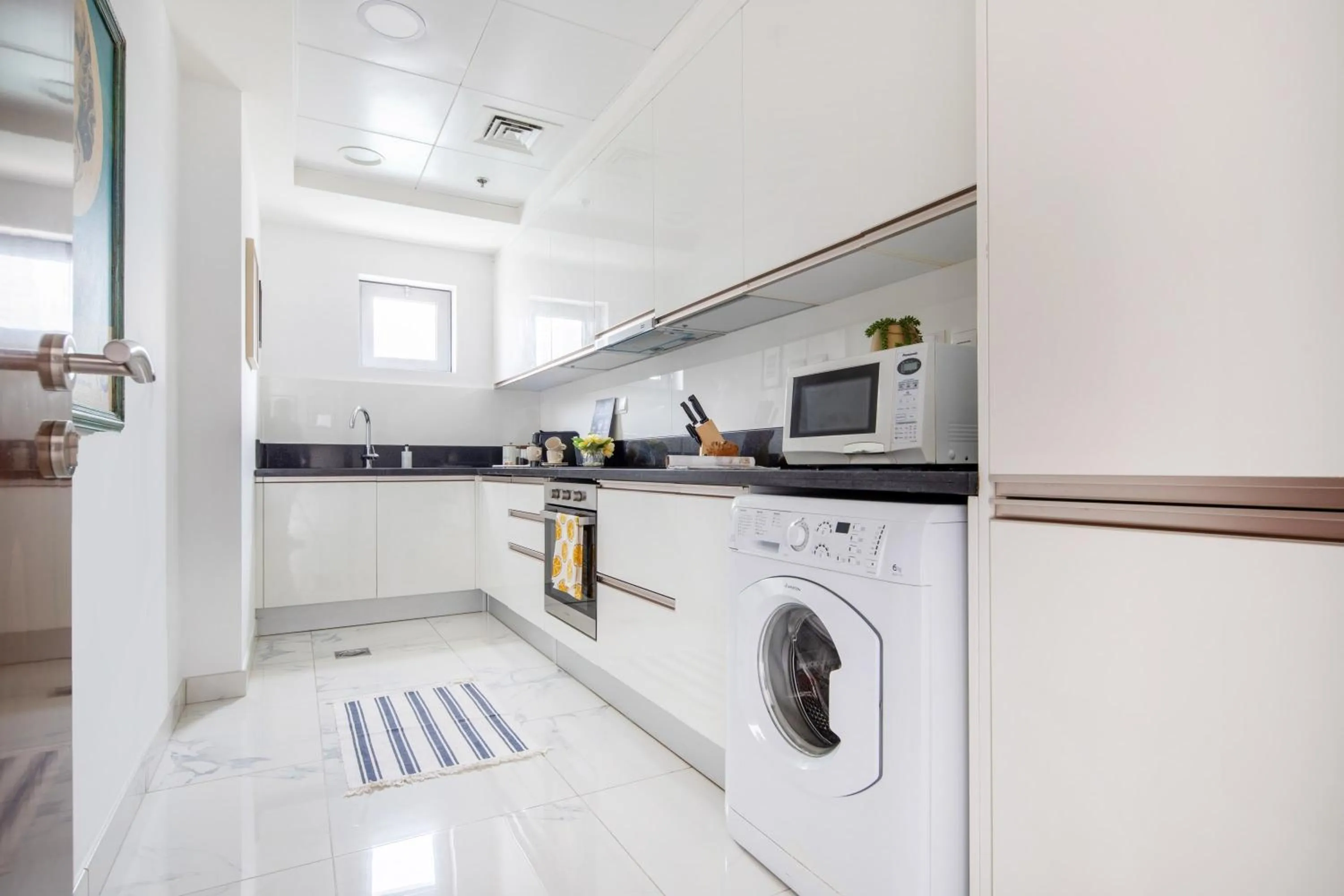 Kitchen or kitchenette in Frank Porter - Noora Tower