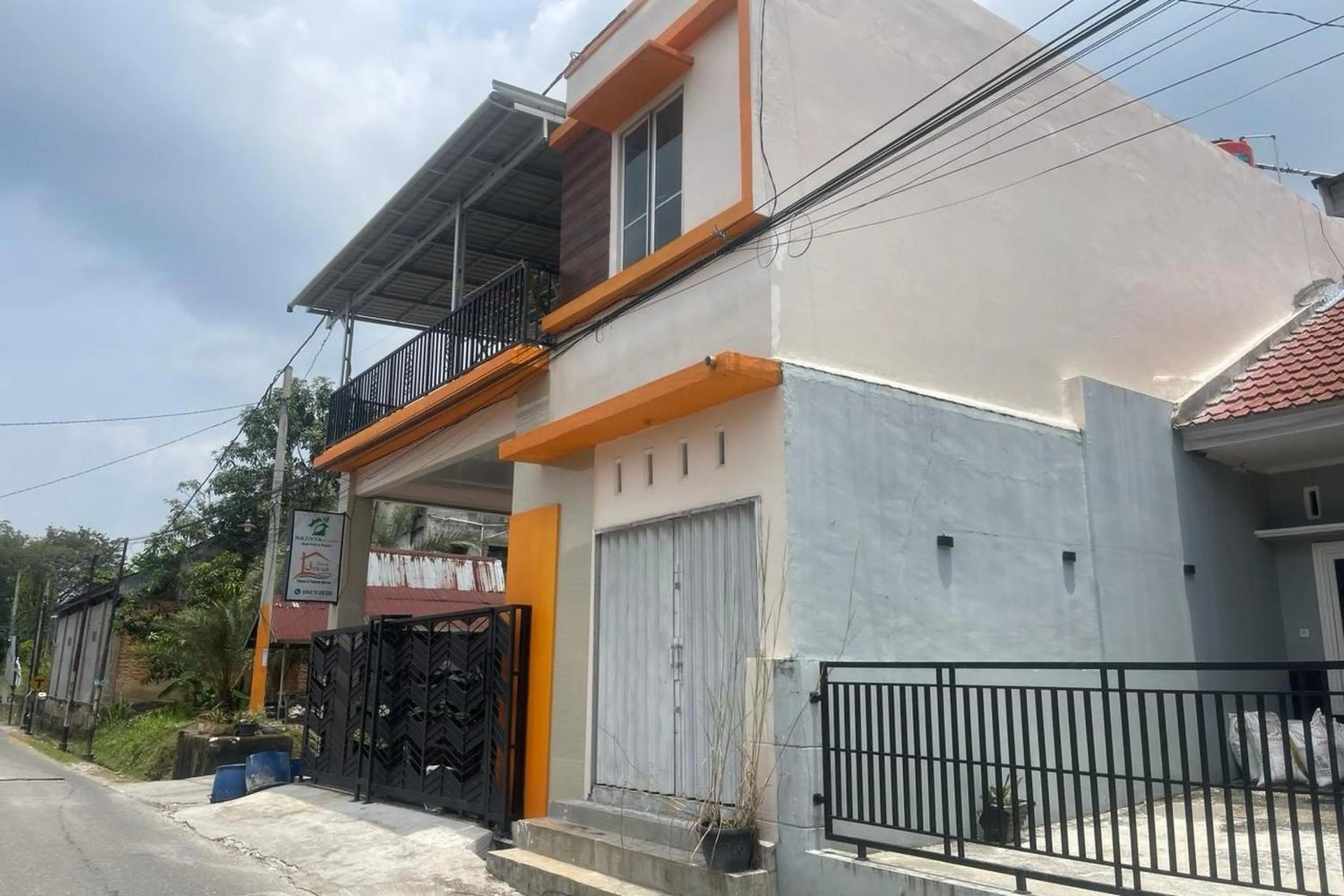 Facade/entrance in Hotel O Njy House SyariahNearBandara Sultan Syarif Kasim II