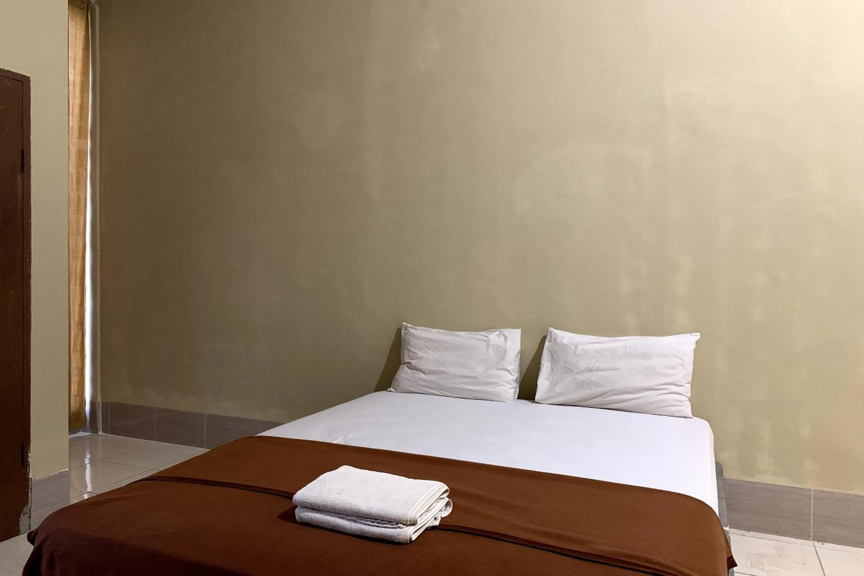 Bedroom, Bed in Hotel O Athirah Kost Near Permandian Wisata Istana Mappala