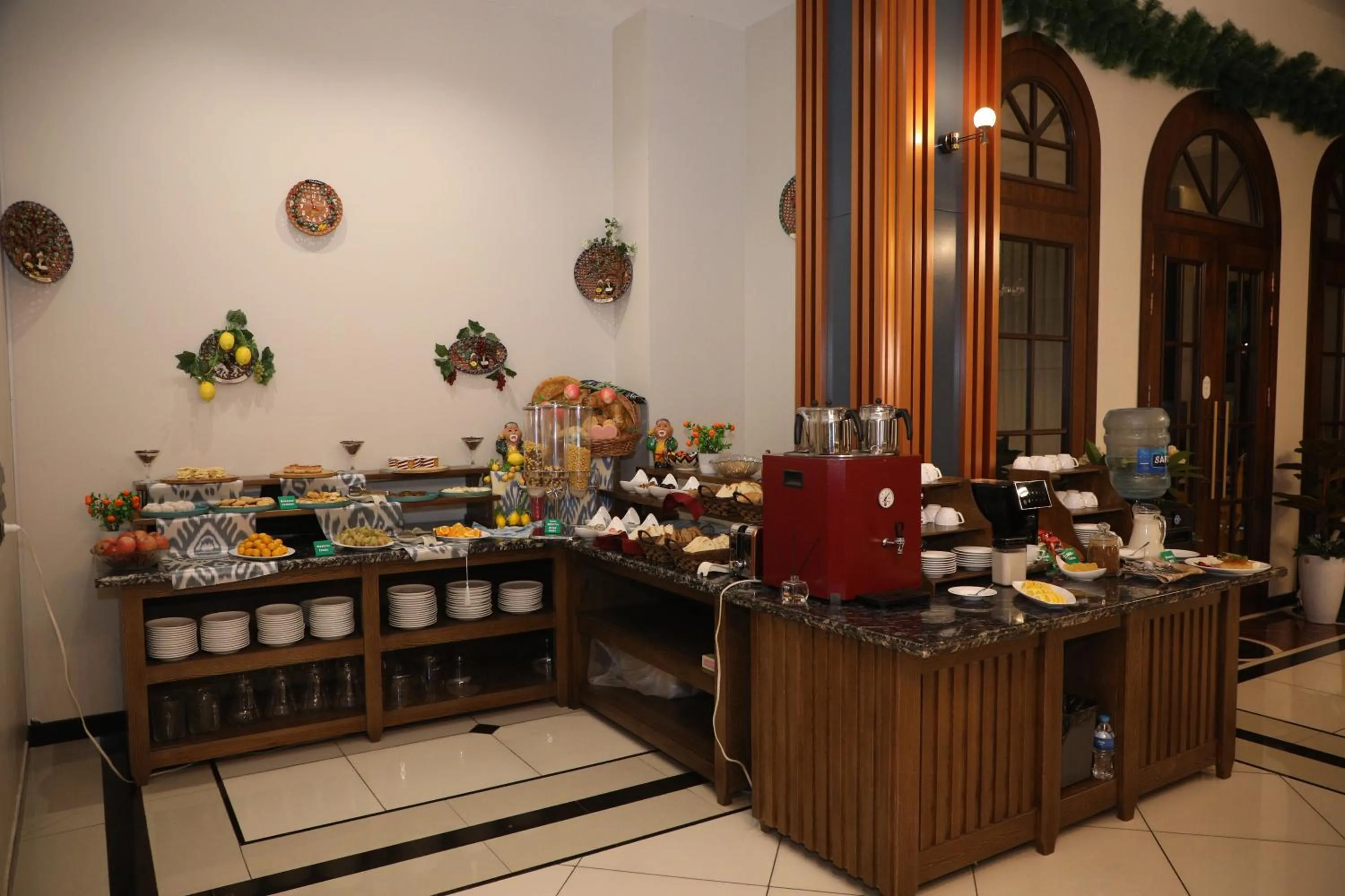 Restaurant/places to eat in Ziyorat Luxury Hotel