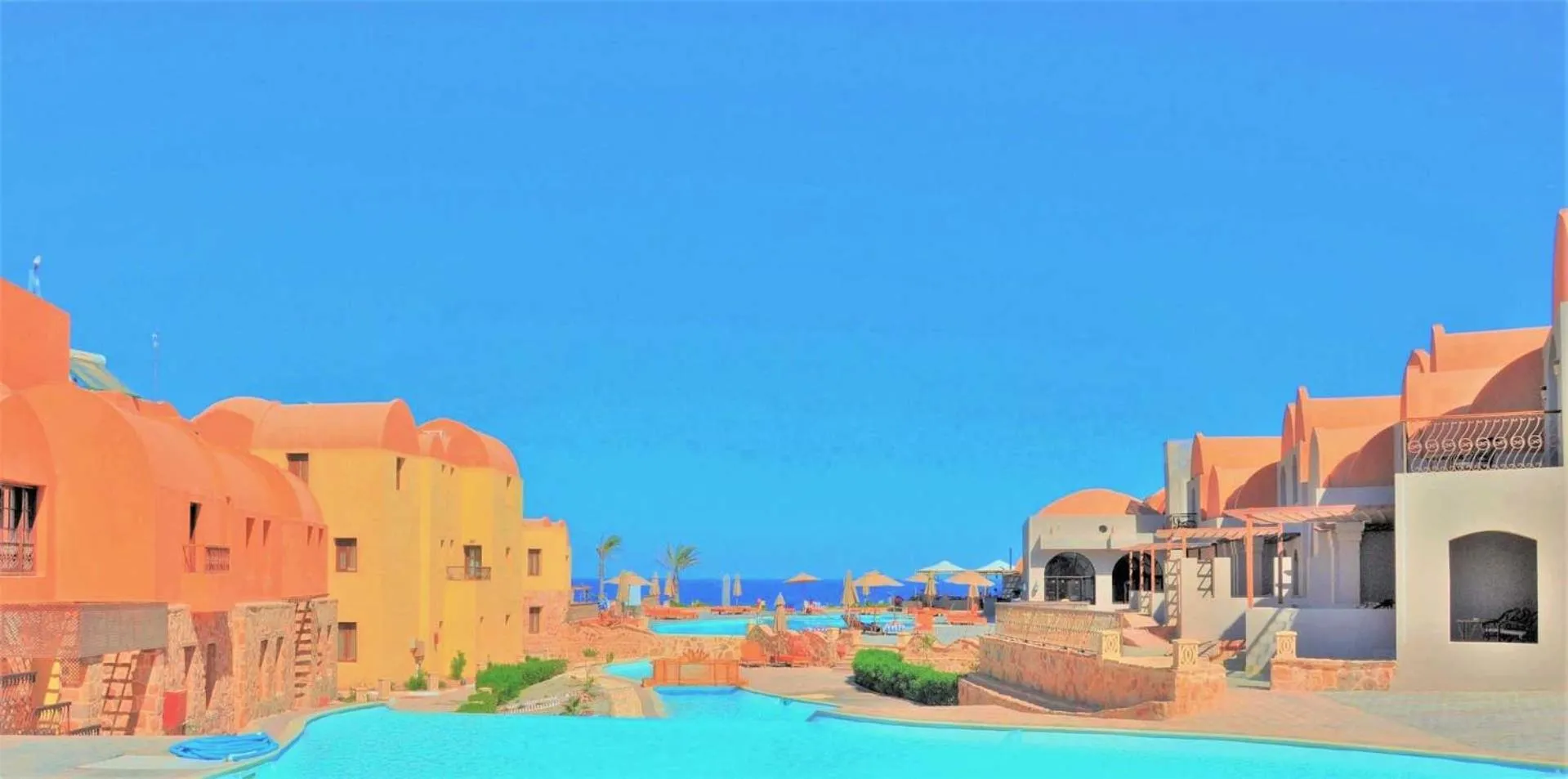 Swimming pool in Rohanou Beach Resort