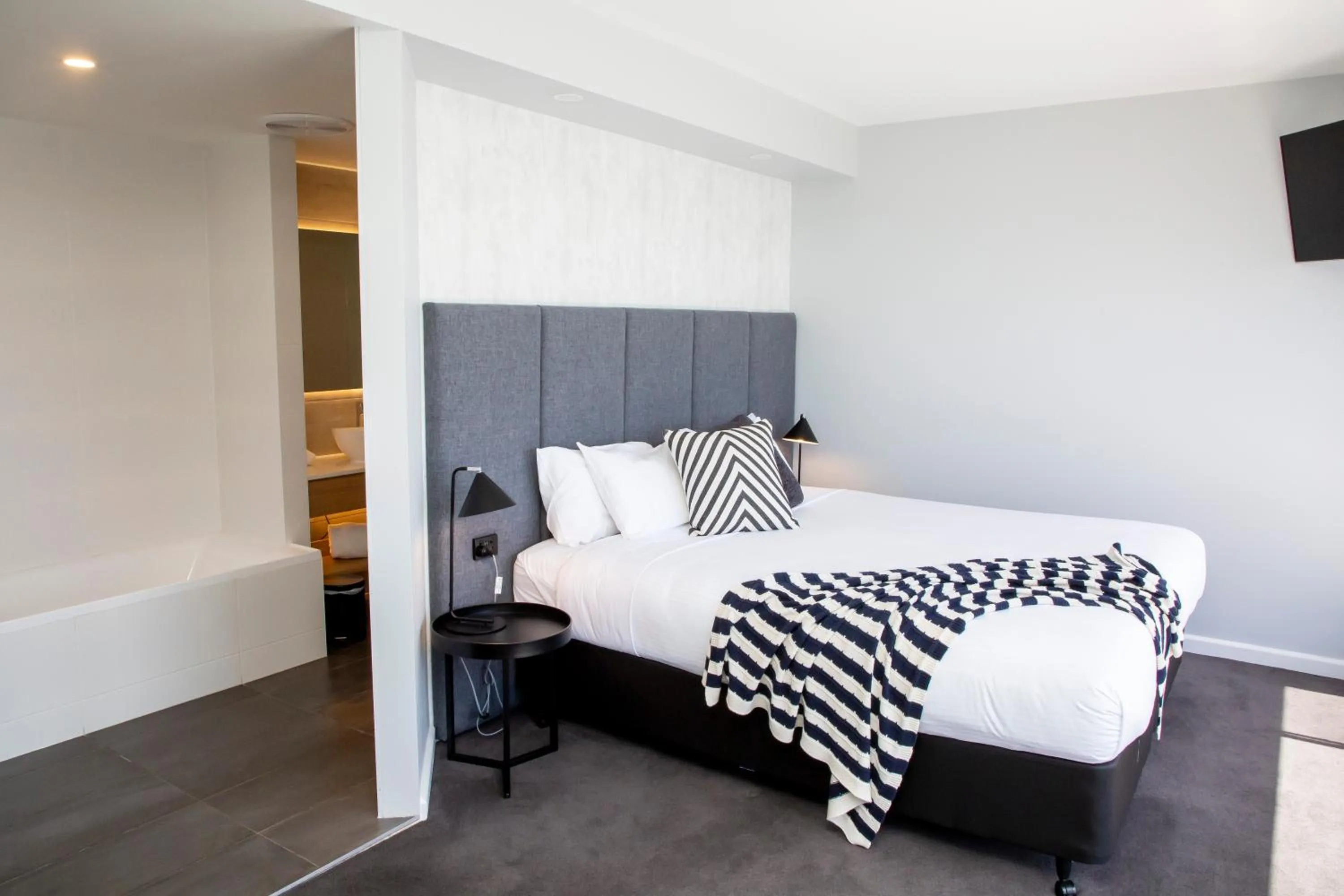 Bed in The Esplanade Motel