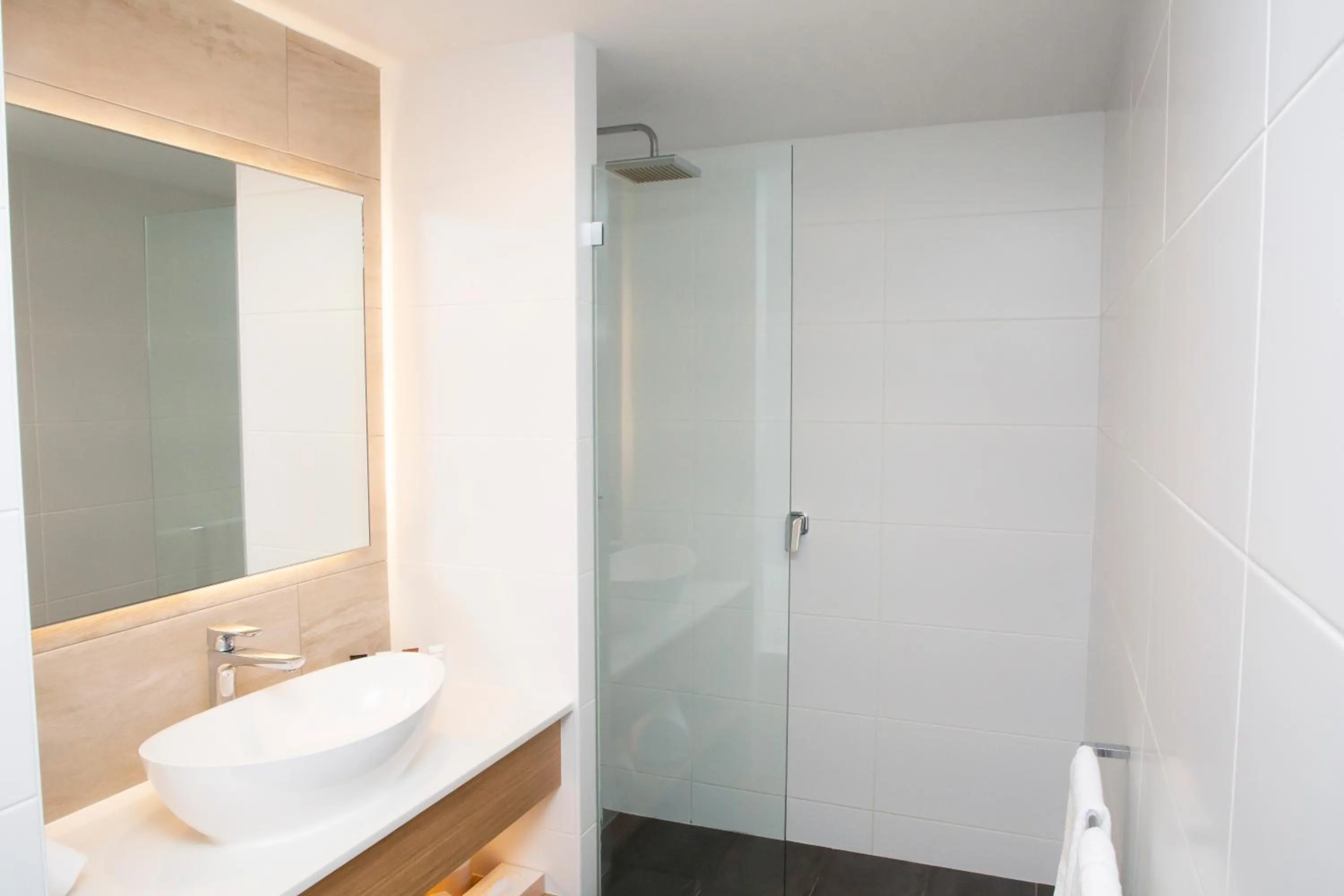 Bathroom in The Esplanade Motel