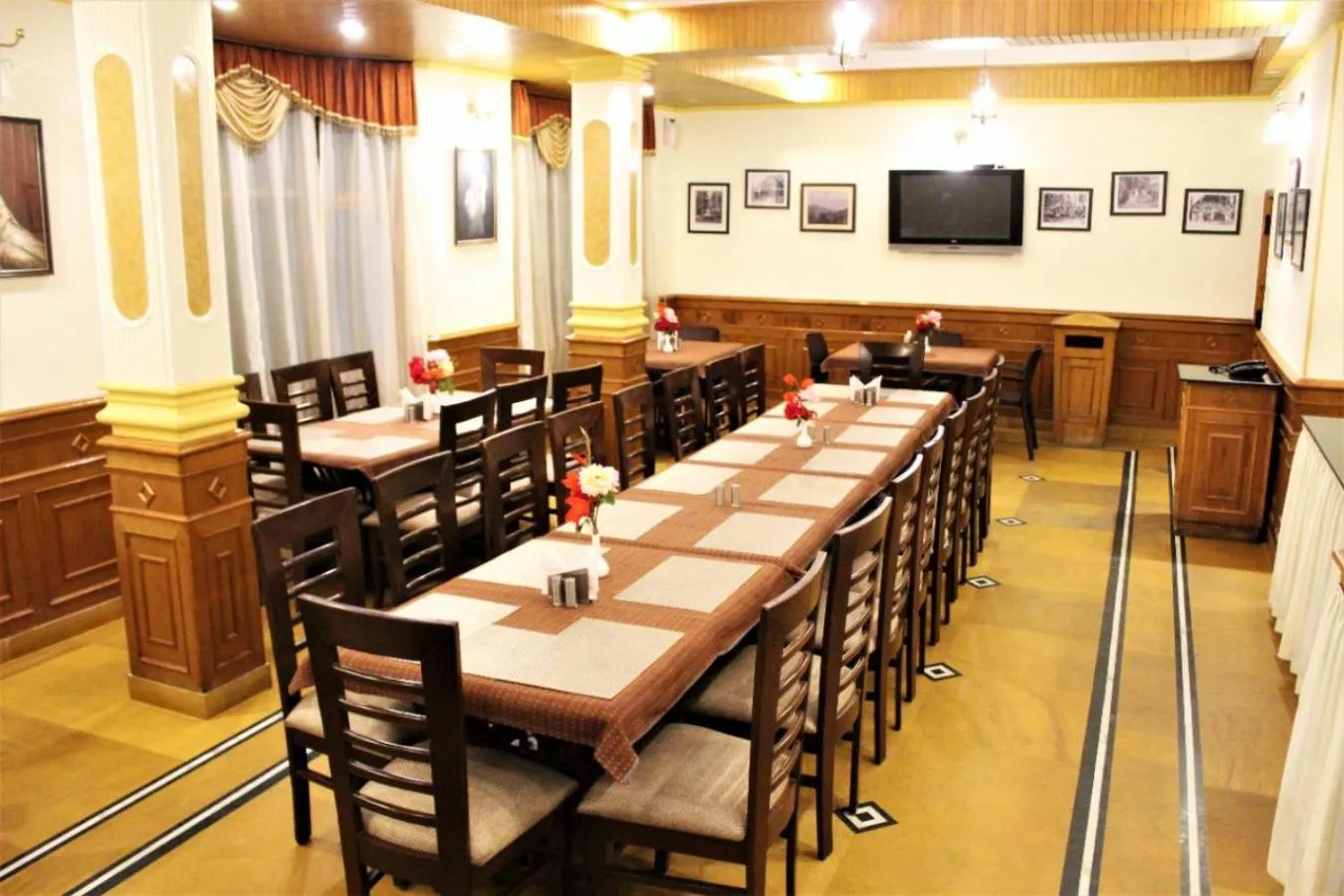 Restaurant/places to eat in Hotel Golf Links, Mashobra