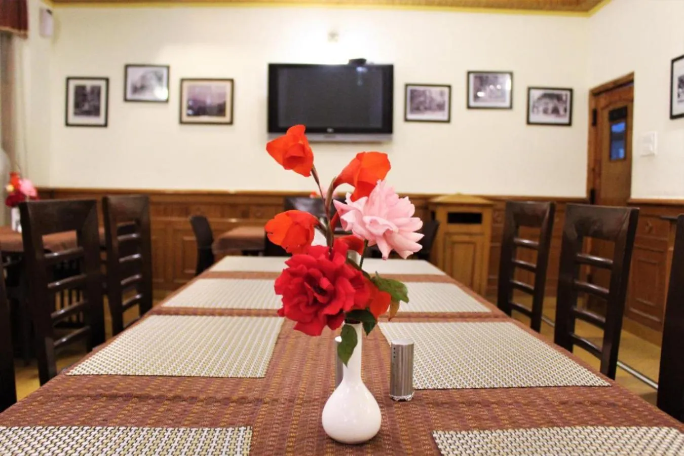 Restaurant/places to eat in Hotel Golf Links, Mashobra