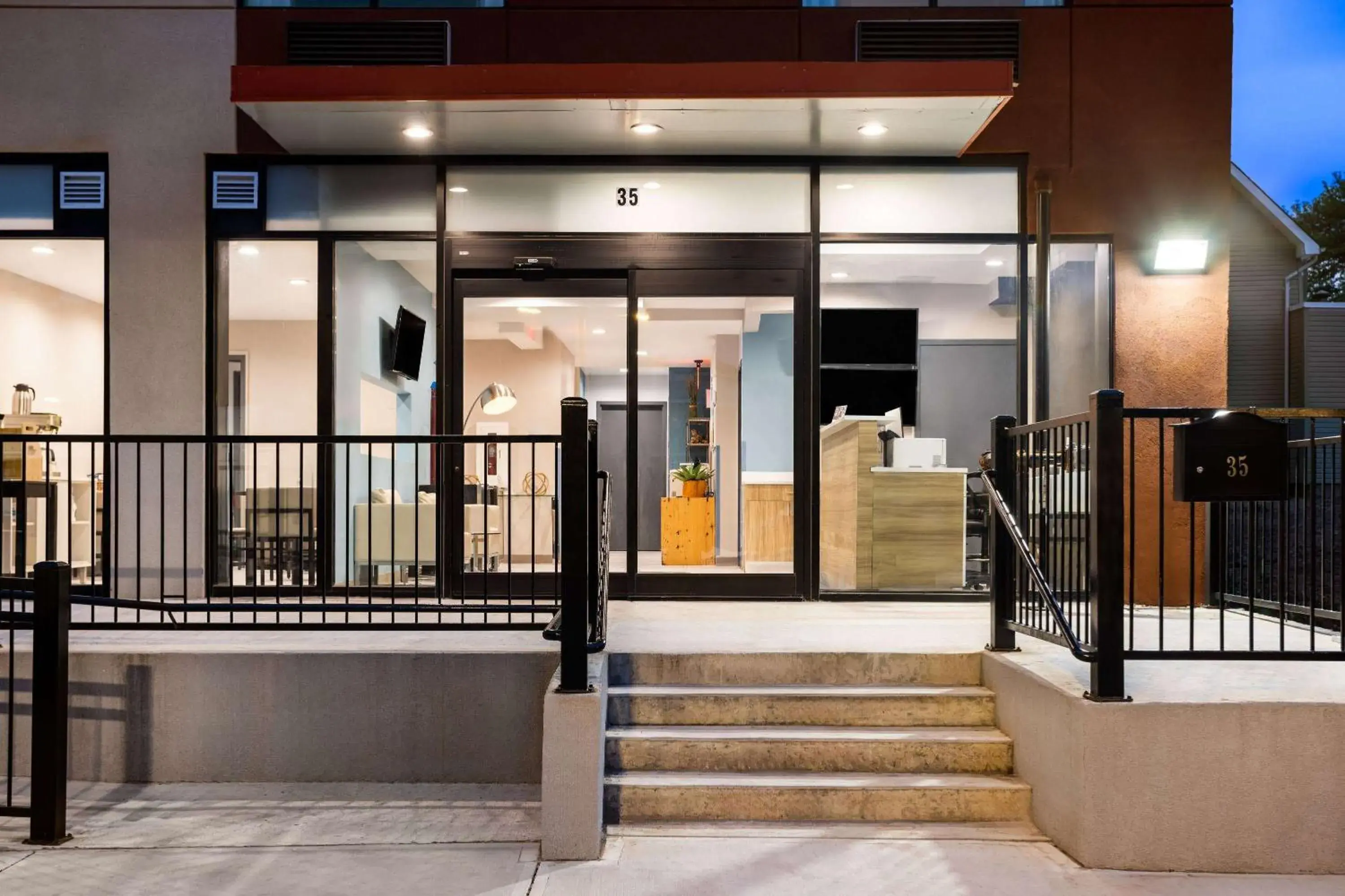 Property building in Days Inn by Wyndham Staten Island Property building in Days Inn by Wyndham Staten Island