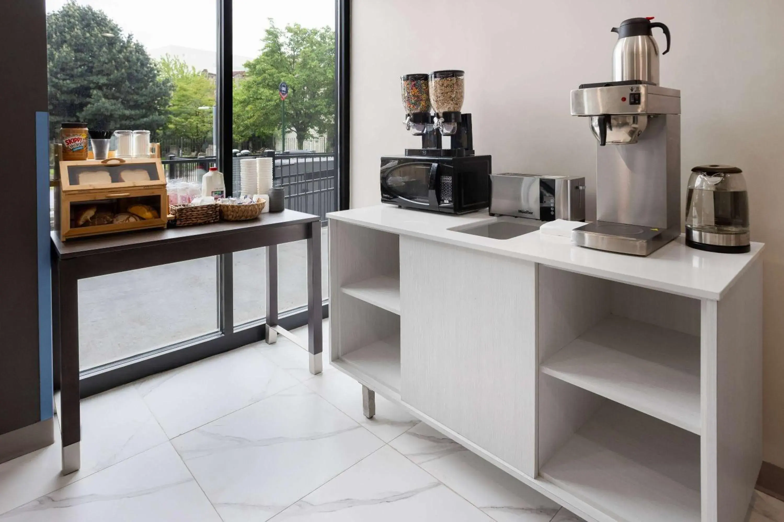 Breakfast in Days Inn by Wyndham Staten Island Breakfast in Days Inn by Wyndham Staten Island