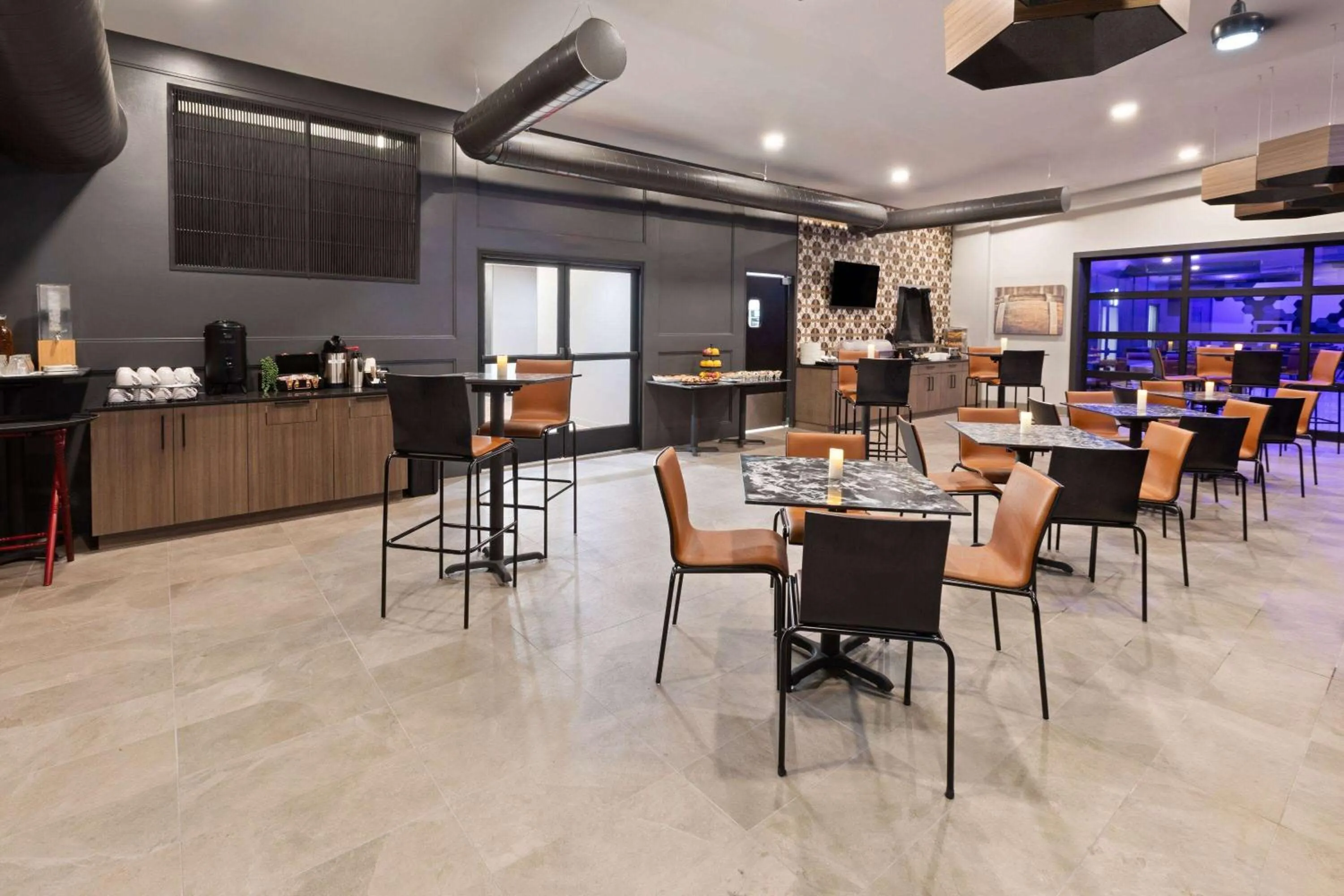 Lounge or bar in Riverbend Hotel and Suites, Trademark Collection by Wyndham