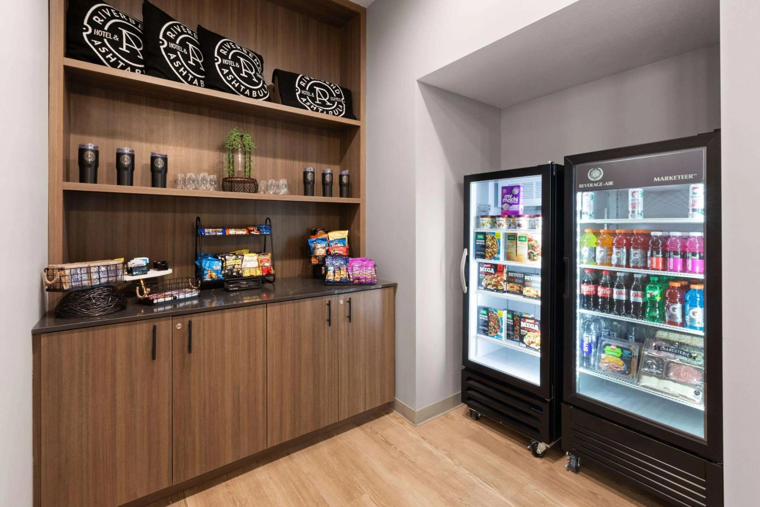 Restaurant/places to eat in Riverbend Hotel and Suites, Trademark Collection by Wyndham