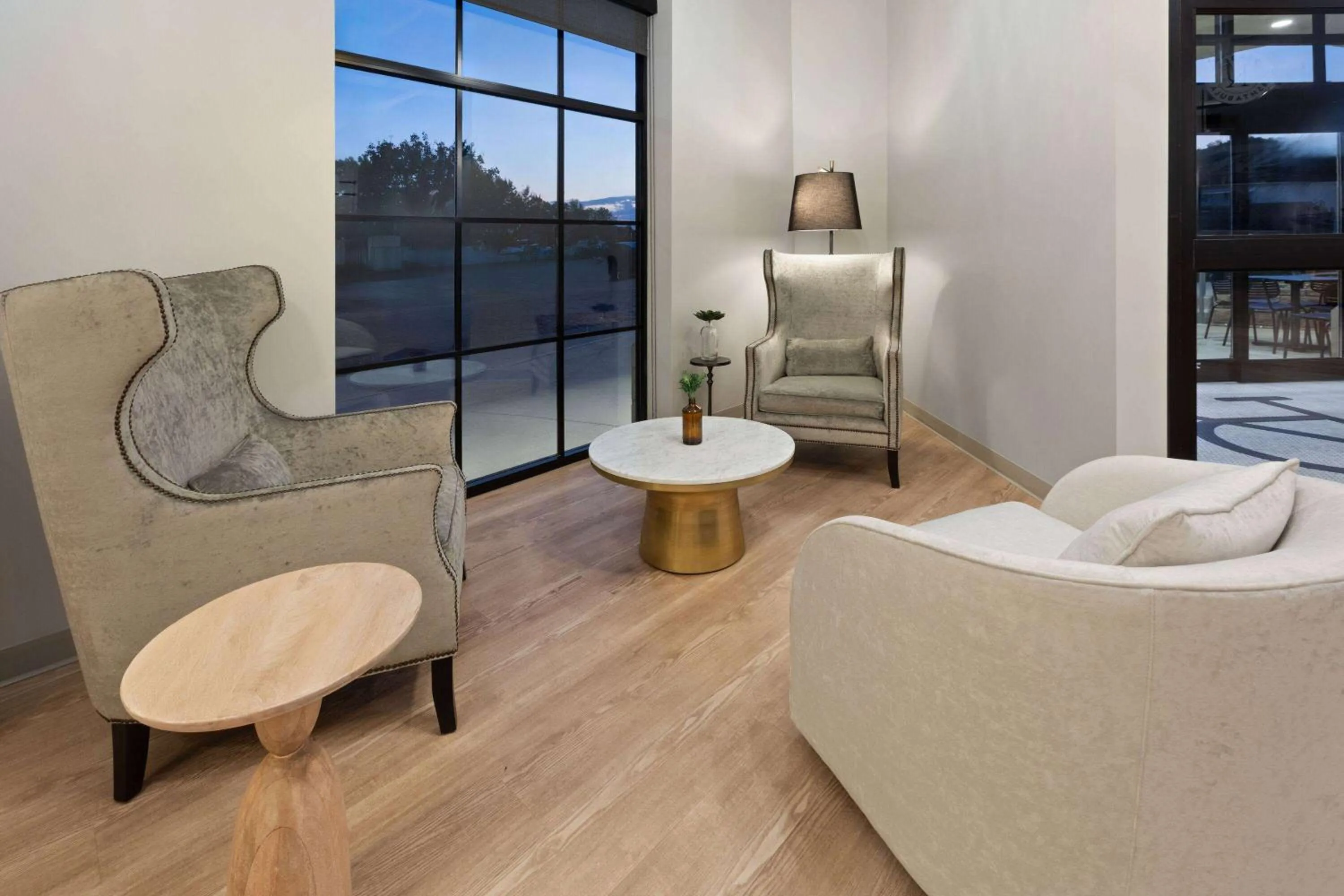 Communal lounge/ TV room in Riverbend Hotel and Suites, Trademark Collection by Wyndham