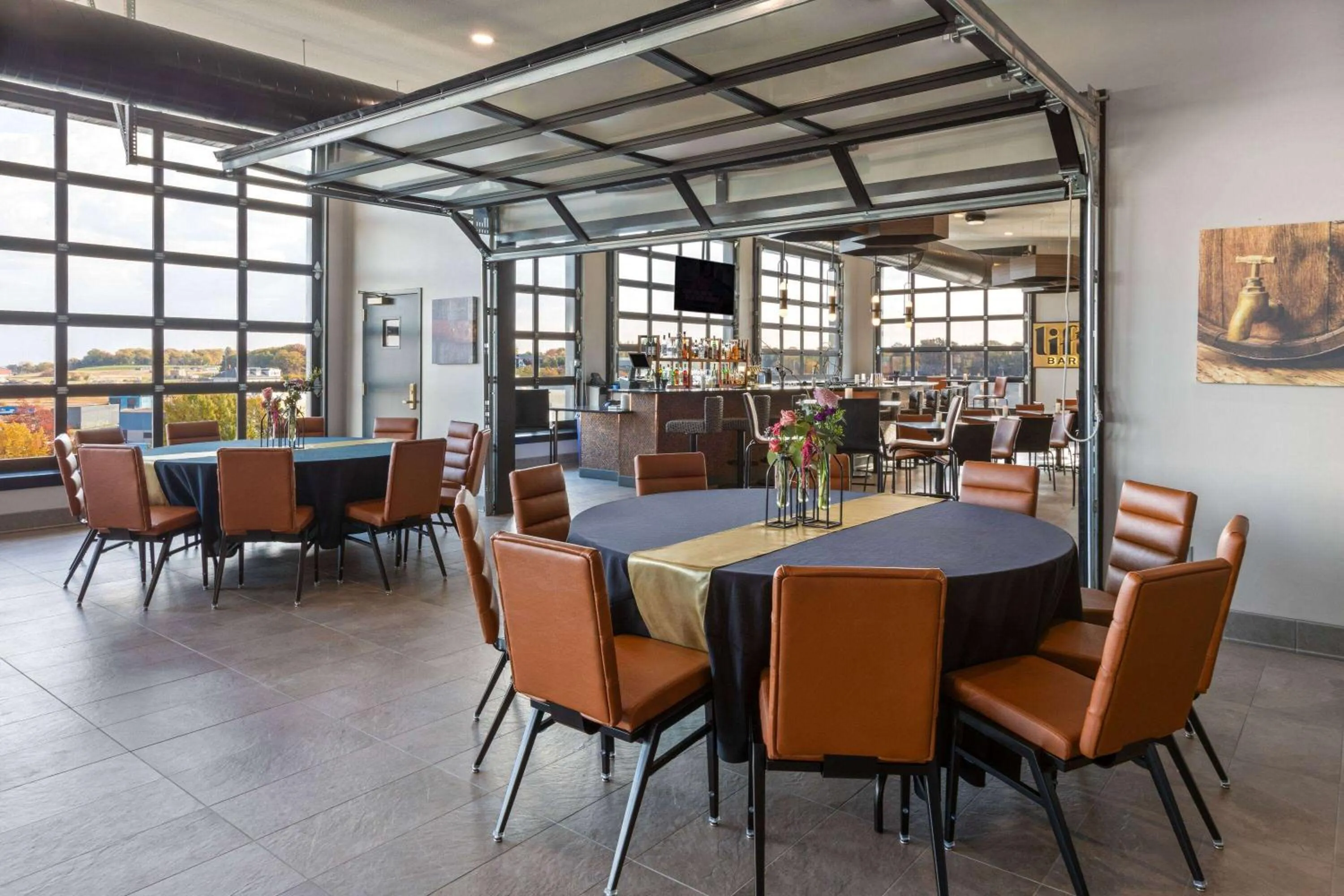 Lounge or bar in Riverbend Hotel and Suites, Trademark Collection by Wyndham