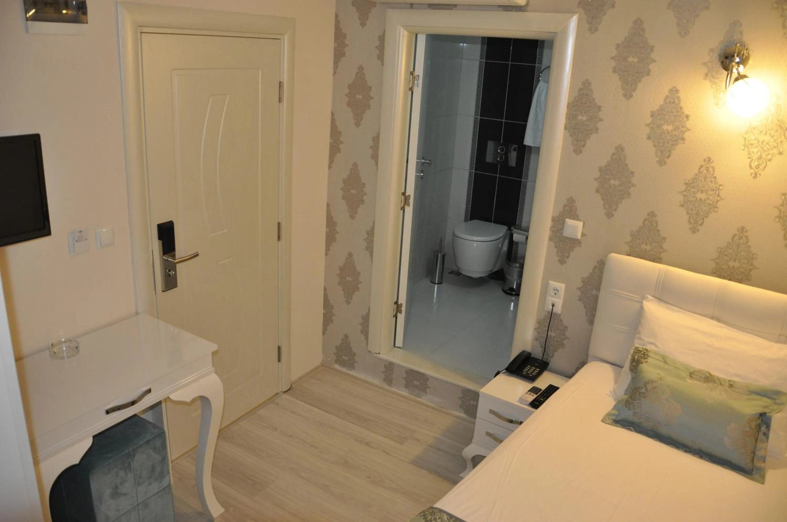 Photo of the whole room, Bed in Hotel Iscen