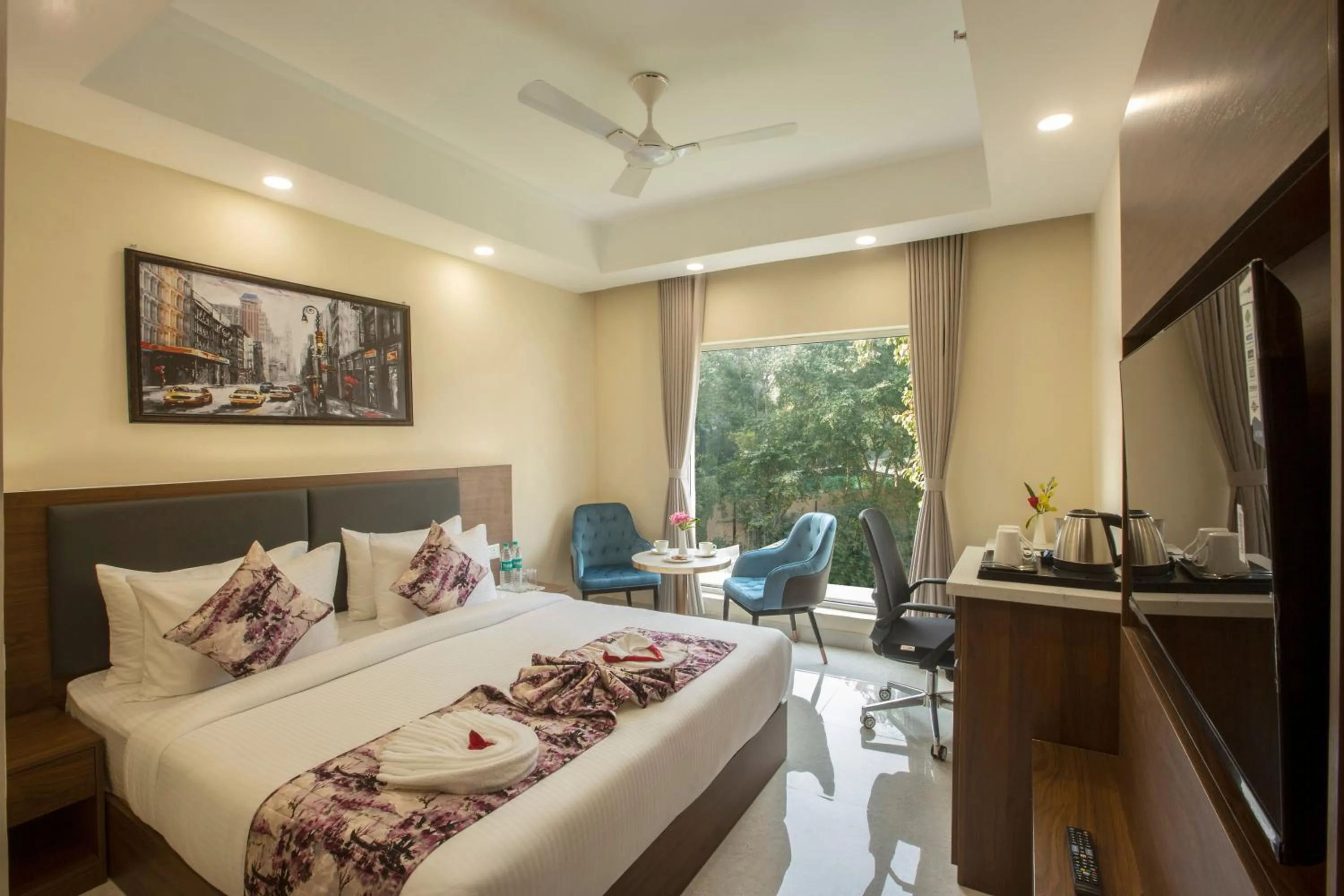 Bed in Hotel Luxe Opera NH8 - 7km from IGI Airport Delhi