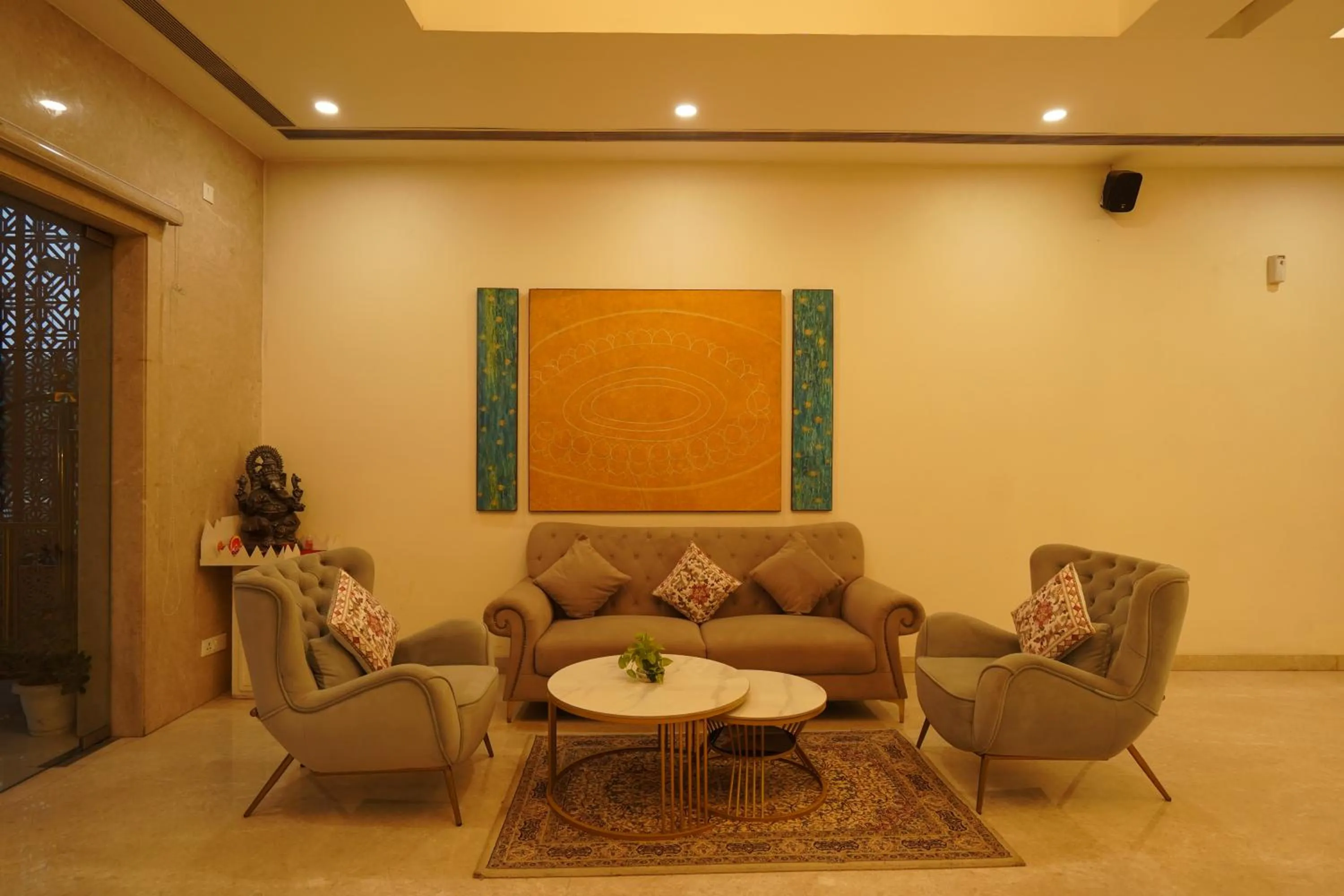 Lobby or reception in Hotel Luxe Opera NH8 - 7km from IGI Airport Delhi