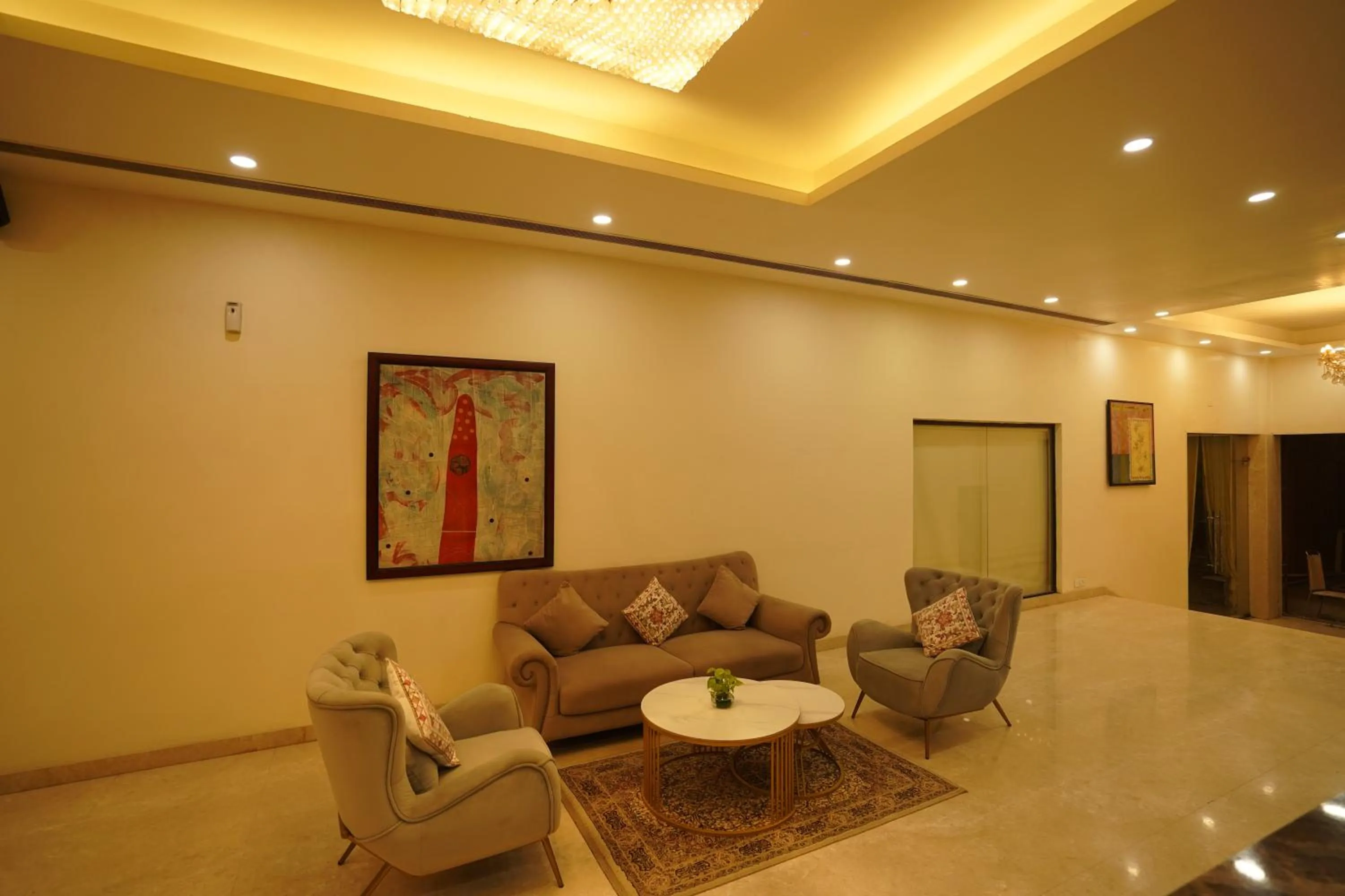 Lobby or reception in Hotel Luxe Opera NH8 - 7km from IGI Airport Delhi